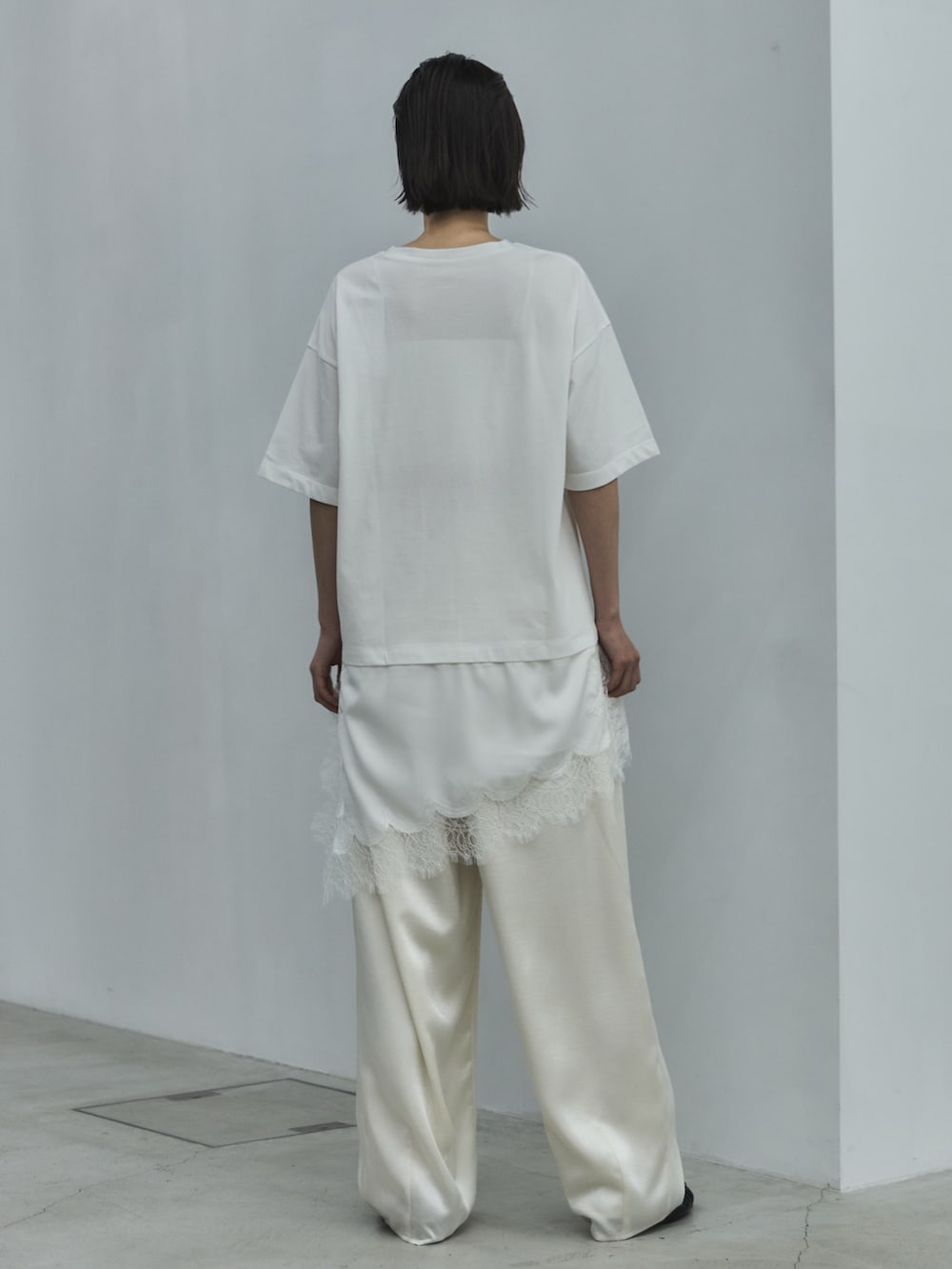 ホワイト系のキャミソール、ホワイト系のTシャツ/カットソー、ホワイト系のその他パンツを着用したレディースの夏コーディネートの3枚目の写真