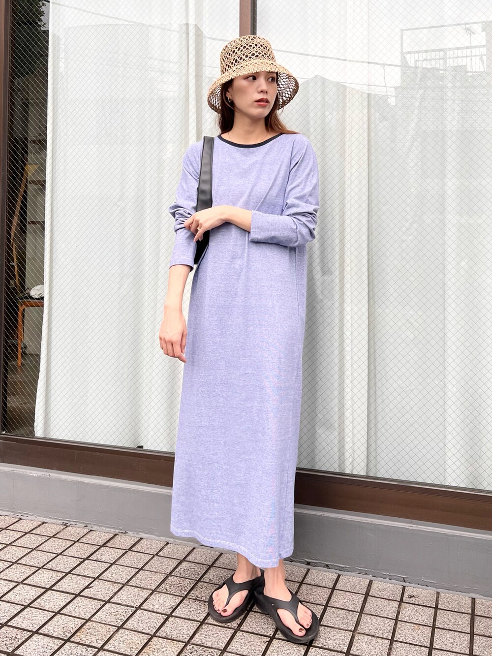 ブルー系のワンピース、ブラック系のハンドバッグ、ブラック系のサンダルを着用したレディースの夏コーディネートの2枚目の写真