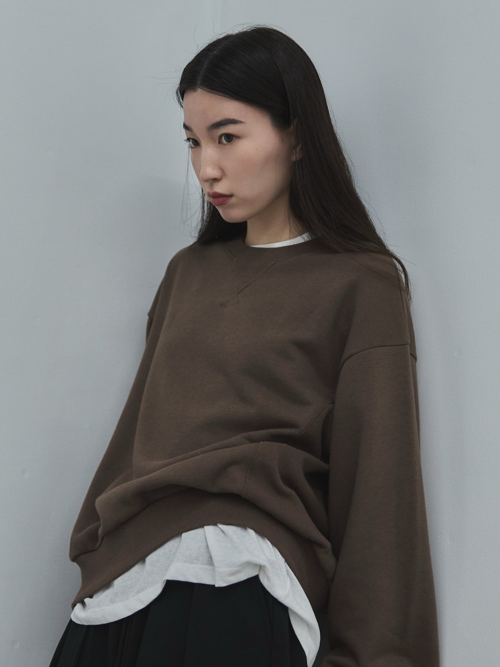 ブラック系のその他シューズ、ブラック系のスラックス、ホワイト系のTシャツ/カットソーを着用したレディースの秋コーディネートの5枚目の写真