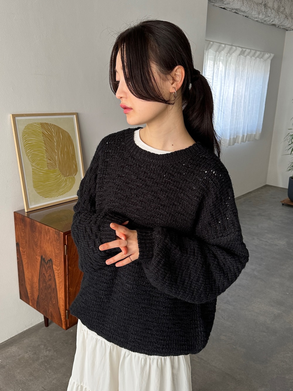 ブラック系のニット/セーター、ホワイト系のスカート、その他のその他を着用したレディースの冬コーディネートの4枚目の写真