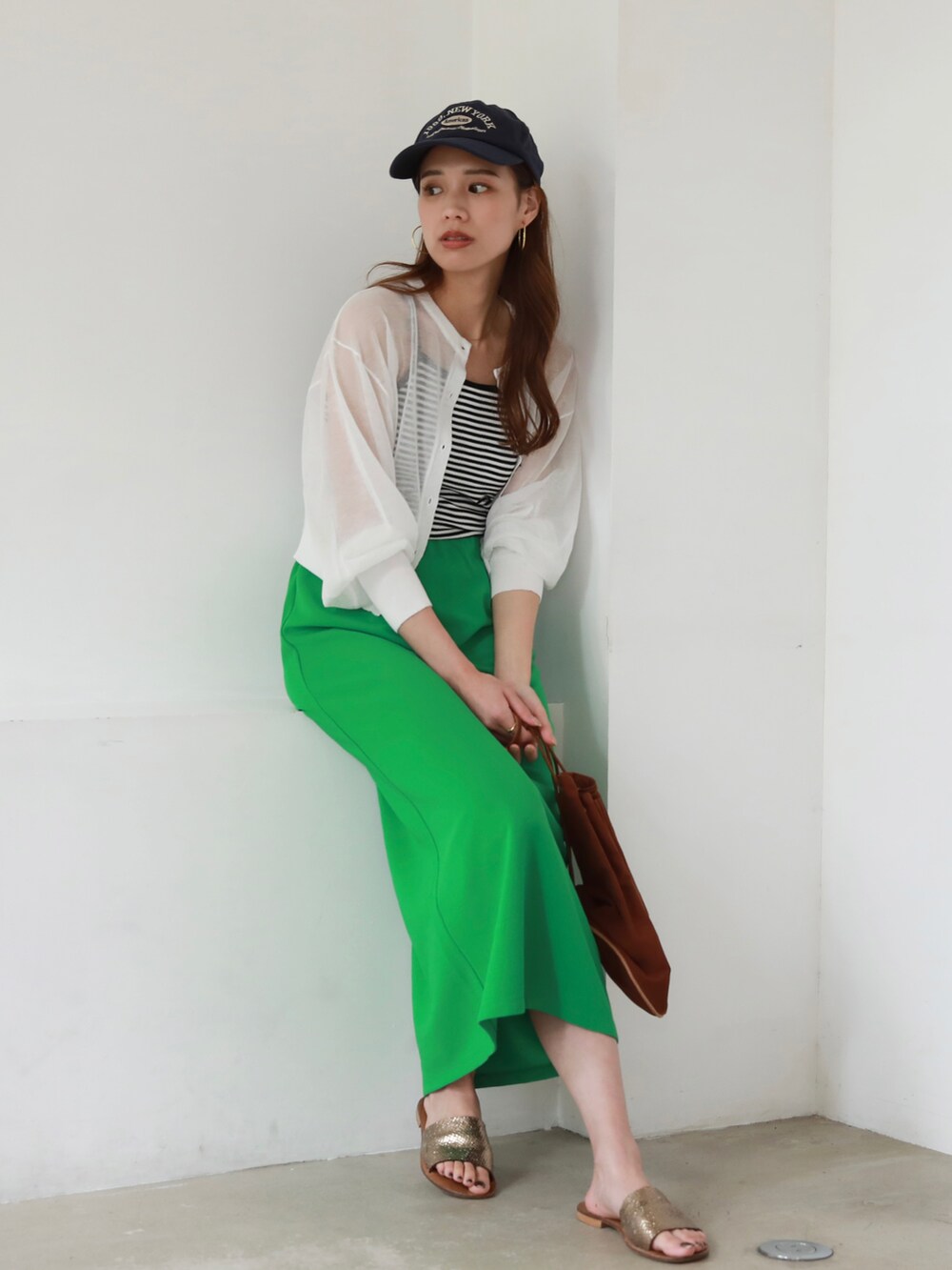 ホワイト系のシャツ/ブラウス、その他のショルダーバッグ、グリーン系のスカートを着用したレディースの夏コーディネートの3枚目の写真