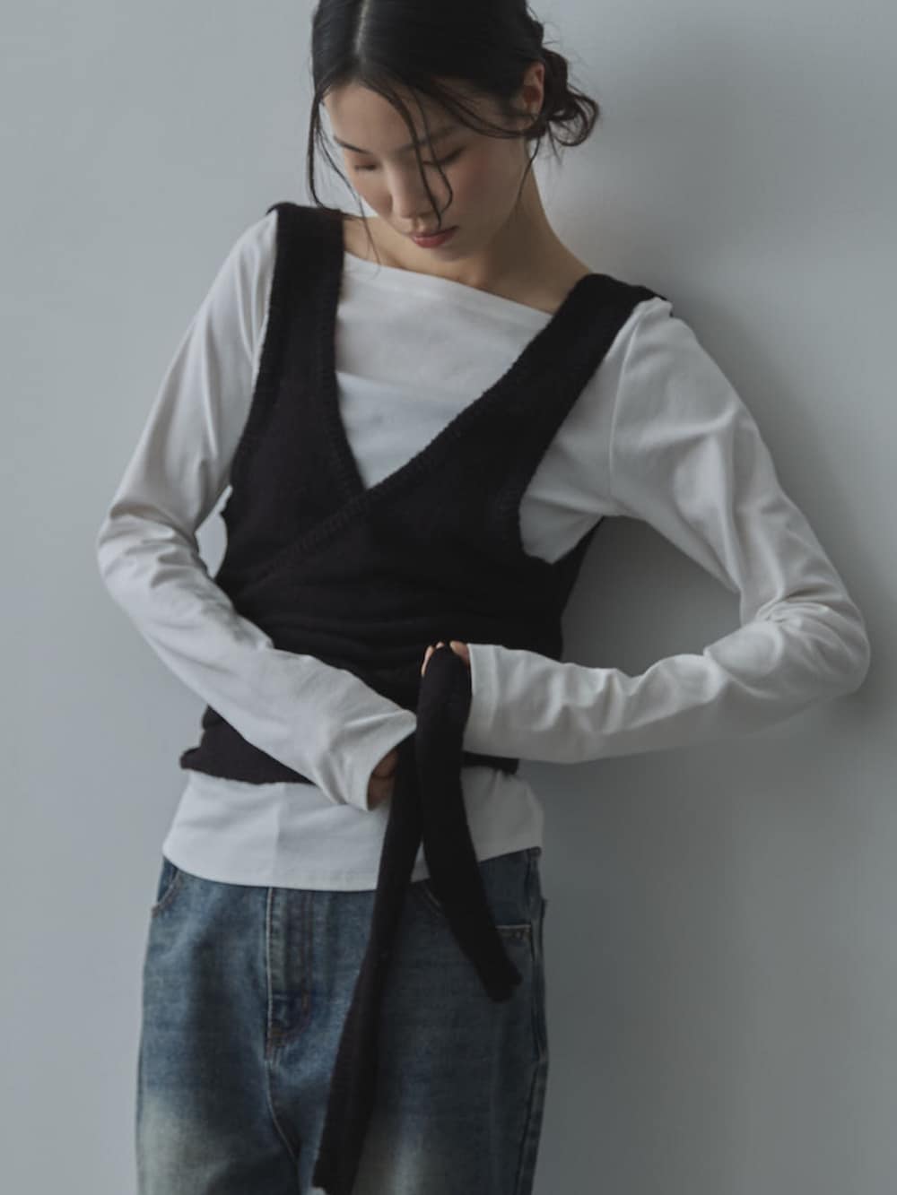 ホワイト系のTシャツ/カットソー、ブラック系のその他トップス、ブラック系のその他シューズを着用したレディースの春コーディネートの6枚目の写真