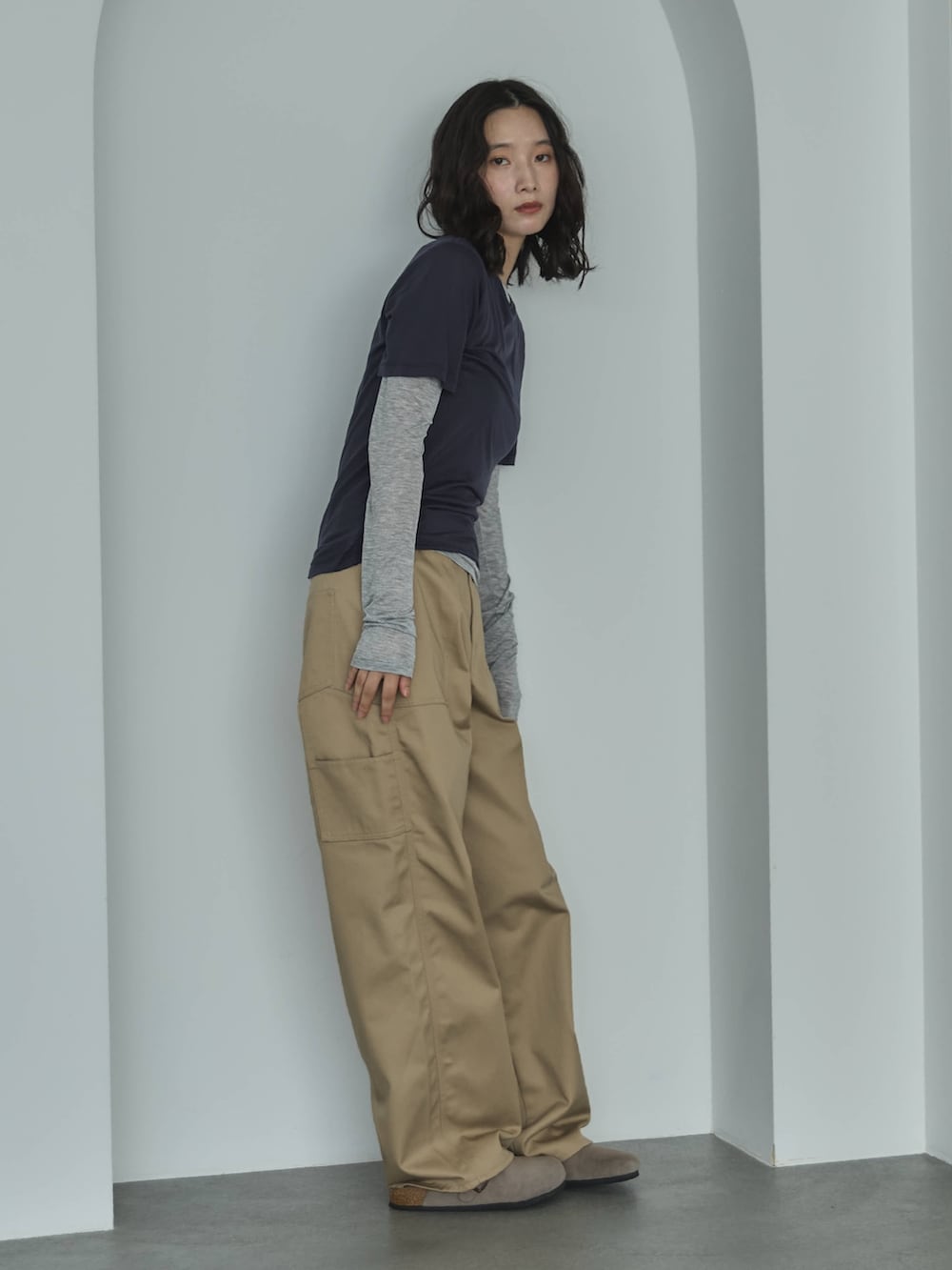 ブルー系のTシャツ/カットソー、ベージュ系のその他パンツ、ベージュ系のサンダルを着用したレディースの秋コーディネートの4枚目の写真