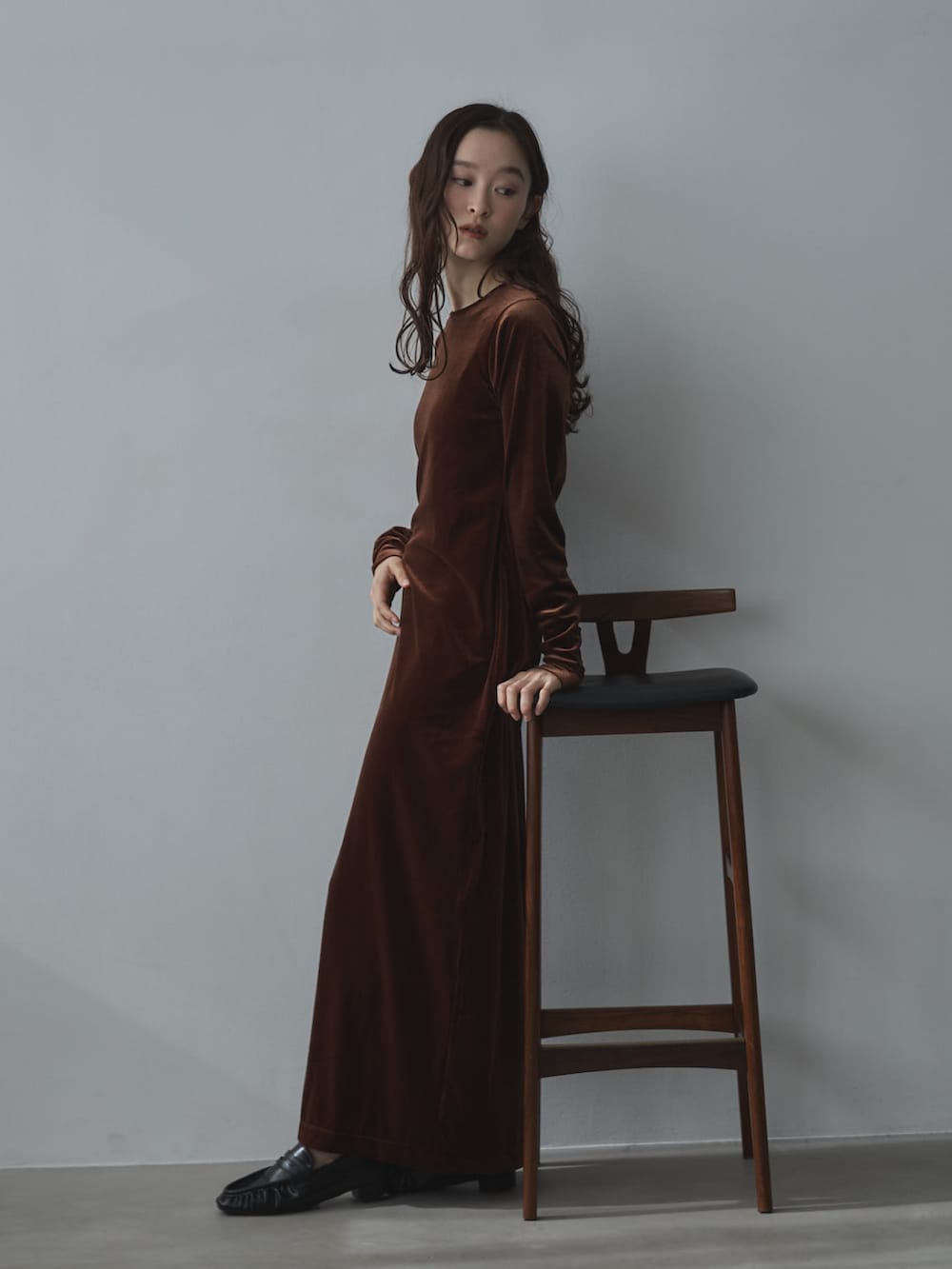 ブラック系のローファー、ブラウン系のワンピース、その他のその他を着用したレディースの冬コーディネートの3枚目の写真