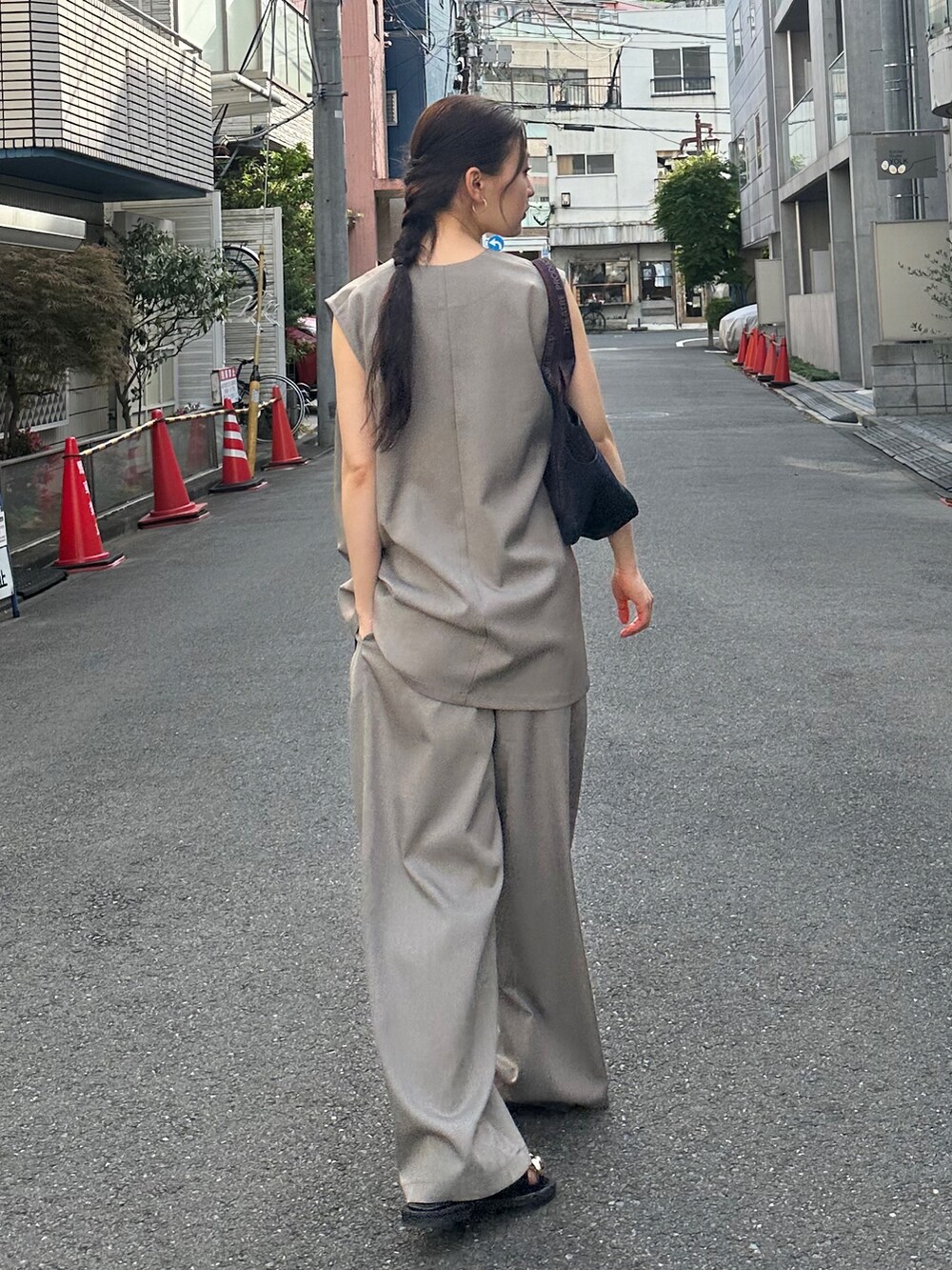 ベージュ系のその他トップス、ベージュ系のスラックス、ブラック系のトートバッグを着用したレディースの夏コーディネートの5枚目の写真