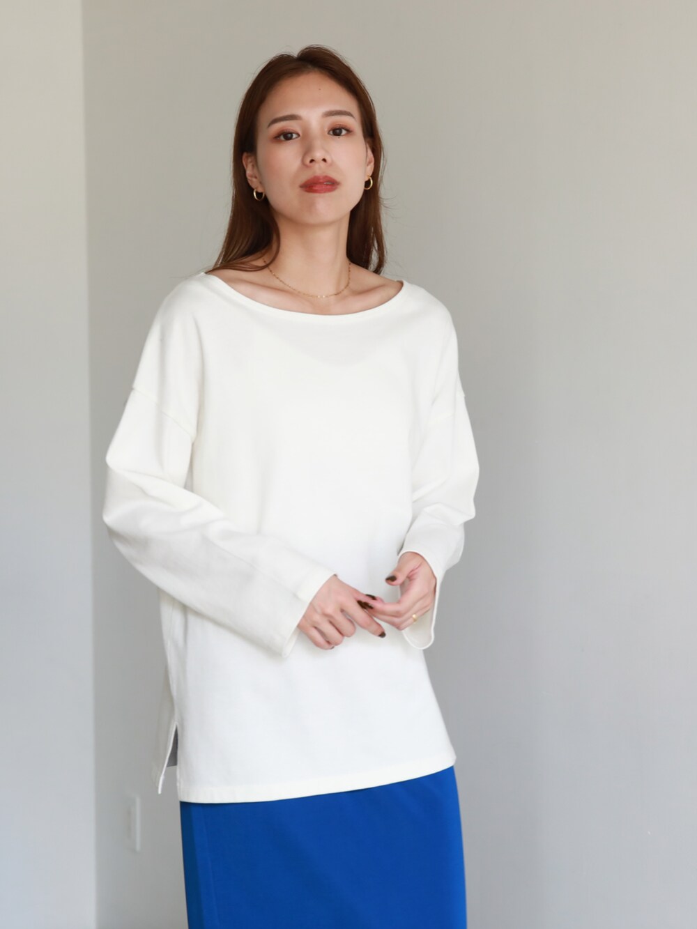 ブルー系のスカート、ホワイト系のTシャツ/カットソー、グレー系のベストを着用したレディースの夏コーディネートの3枚目の写真