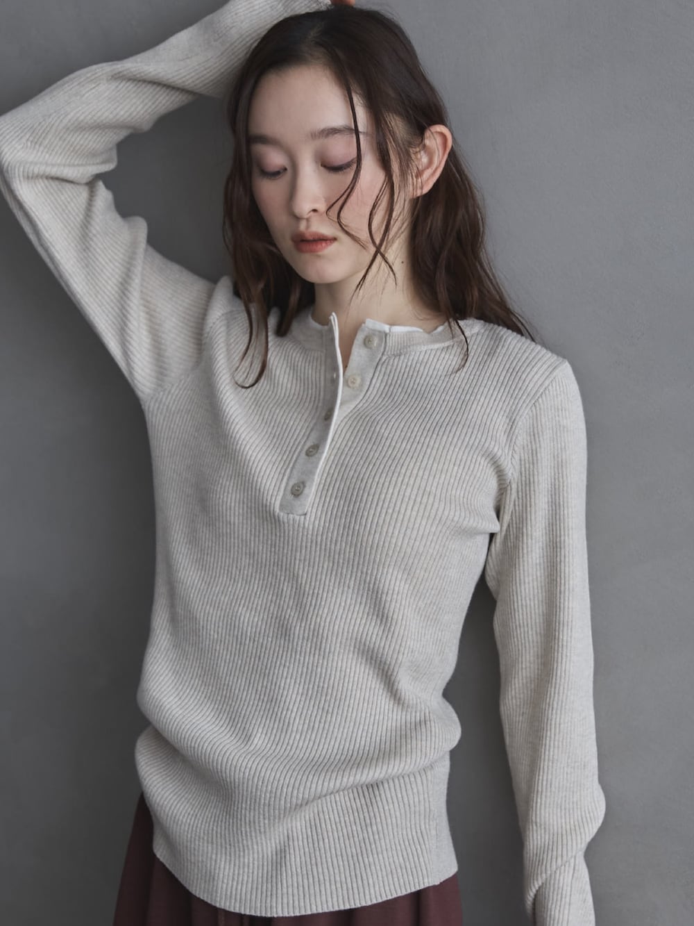 ホワイト系のニット/セーター、ブラウン系のその他パンツ、ブラック系のその他シューズを着用したレディースの冬コーディネートの8枚目の写真