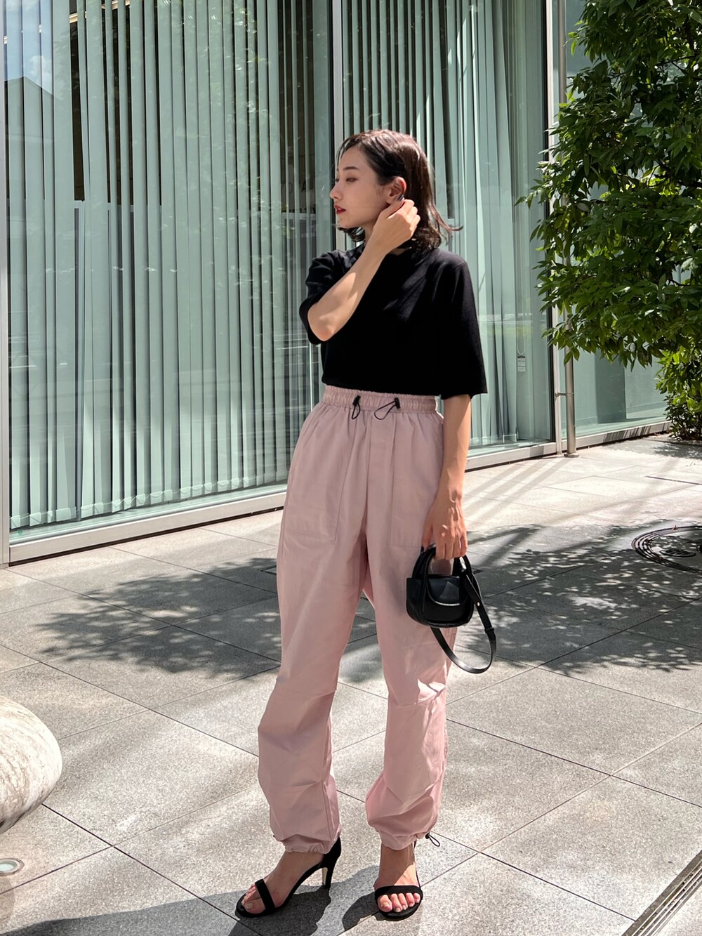 ピンク系のカーゴパンツ、ブラック系のサンダル、その他のその他を着用したレディースの夏コーディネートの3枚目の写真