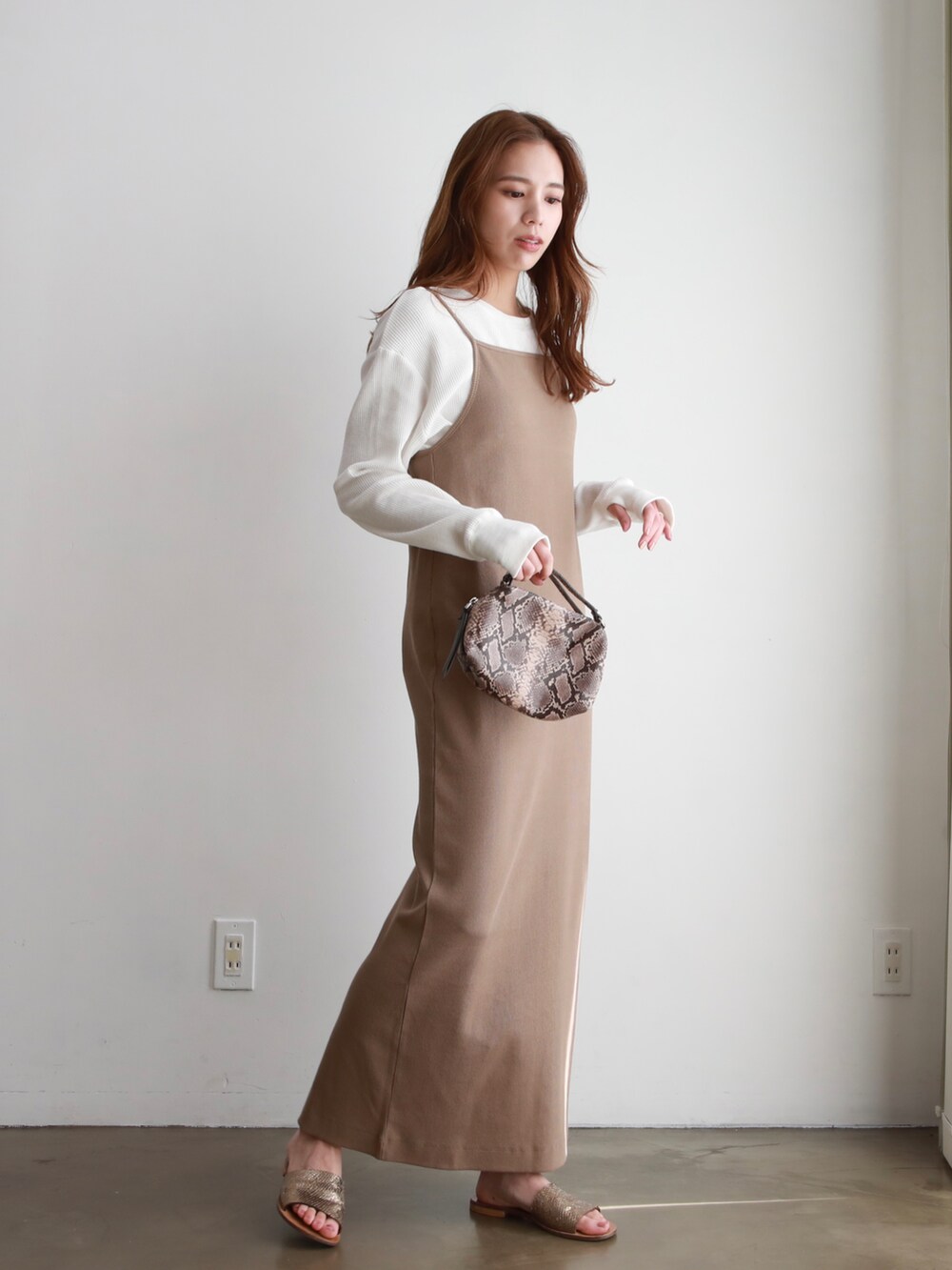 ブラウン系のワンピース、ブルー系のシャツ/ブラウス、ブラウン系のサンダルを着用したレディースの春コーディネートの3枚目の写真