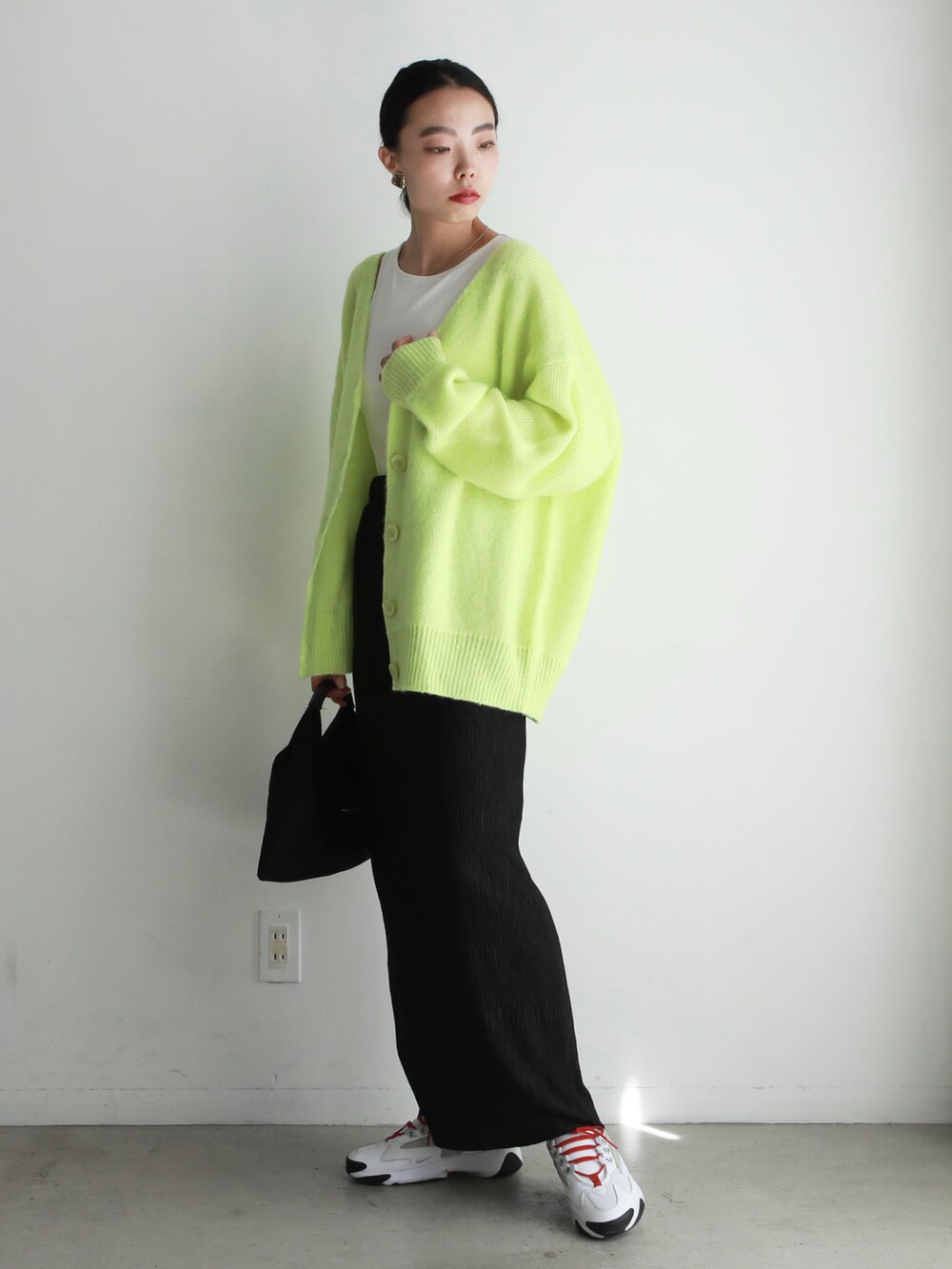 グレー系のブーツ、その他のショルダーバッグ、ピンク系のニット/セーターを着用したレディースの冬コーディネートの4枚目の写真