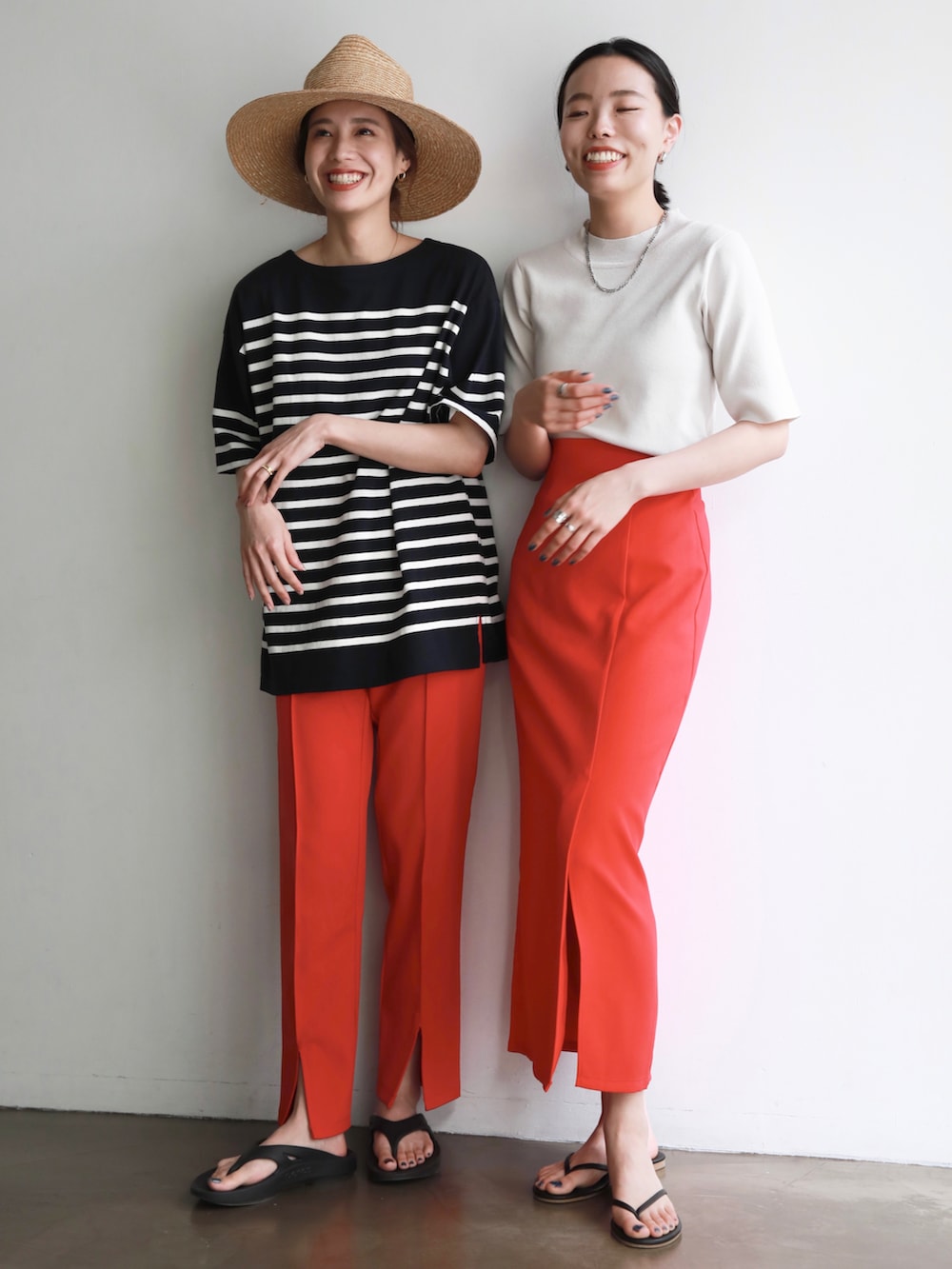 ブラック系のサンダル、ブラック系のサンダル、ブルー系のTシャツ/カットソーを着用したレディースの春コーディネートの2枚目の写真
