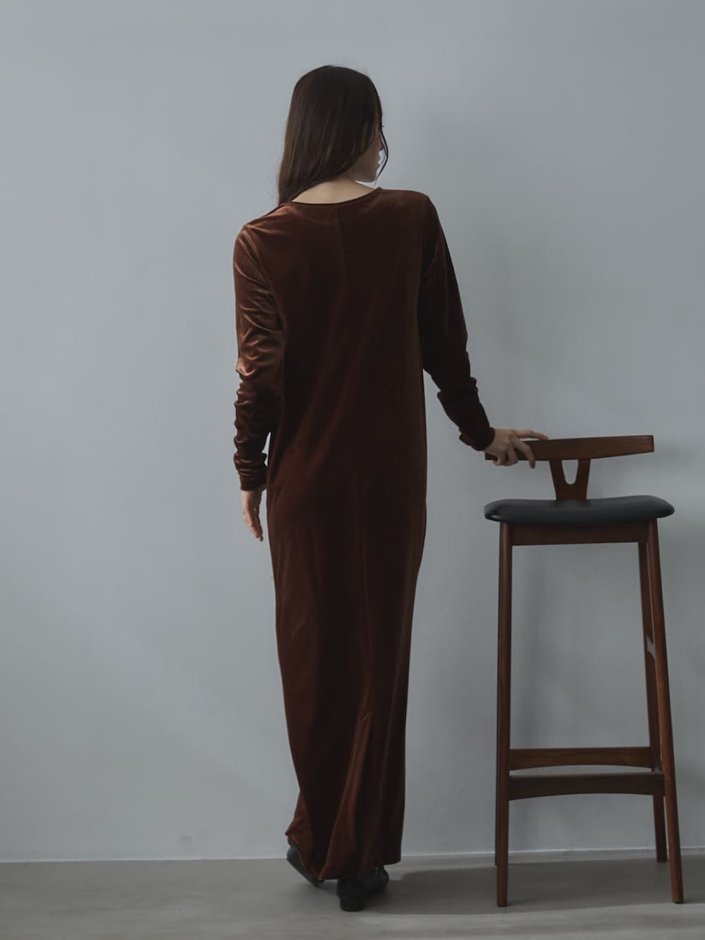 ブラック系のローファー、ブラウン系のワンピース、その他のその他を着用したレディースの冬コーディネートの4枚目の写真