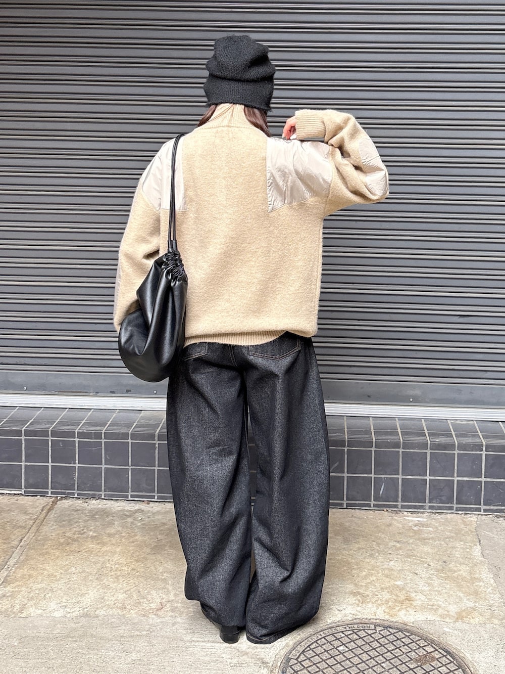 ベージュ系のニット/セーター、ブラック系のデニムパンツ、ブラック系のローファーを着用したレディースの秋コーディネートの3枚目の写真