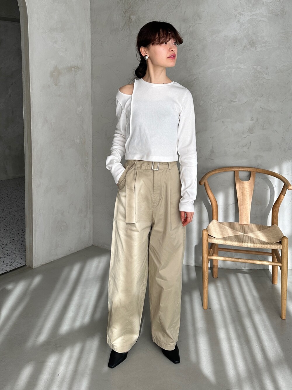 ホワイト系のTシャツ/カットソー、ベージュ系のチノパンツ、その他のその他を着用したレディースの春コーディネートの2枚目の写真