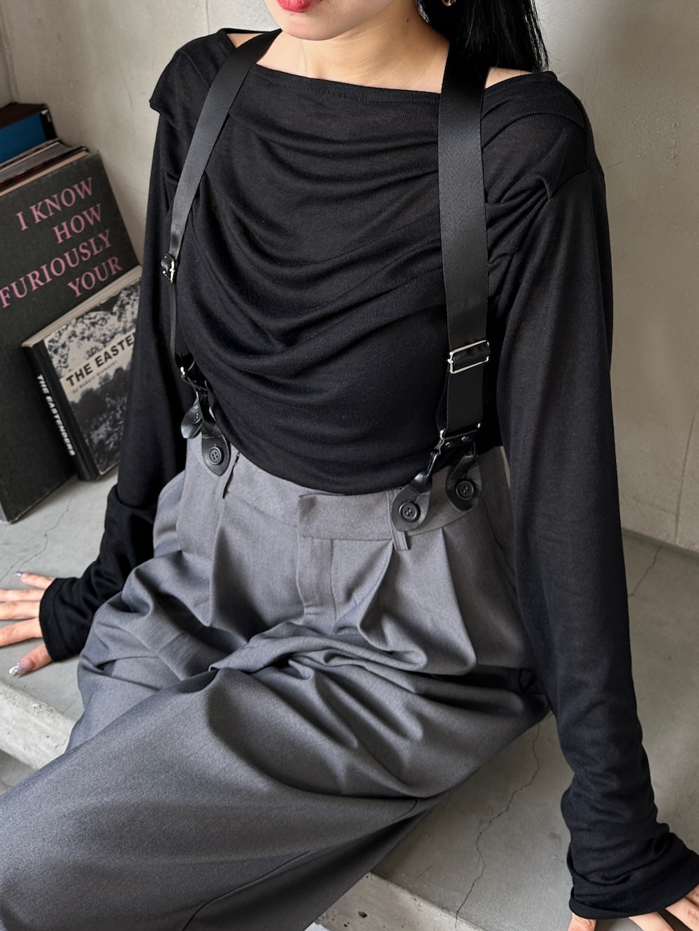 グレー系のその他パンツ、ブラック系のTシャツ/カットソー、ブラック系のスリッポンを着用したレディースの夏コーディネートの4枚目の写真