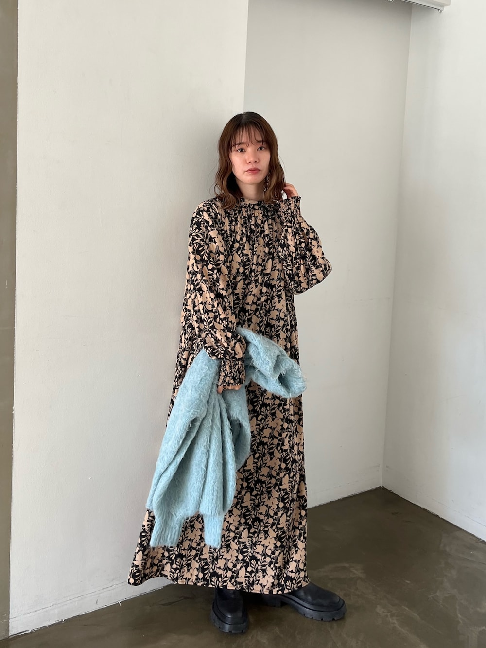 ブラック系のワンピース、その他のその他を着用したレディースの秋コーディネートの2枚目の写真