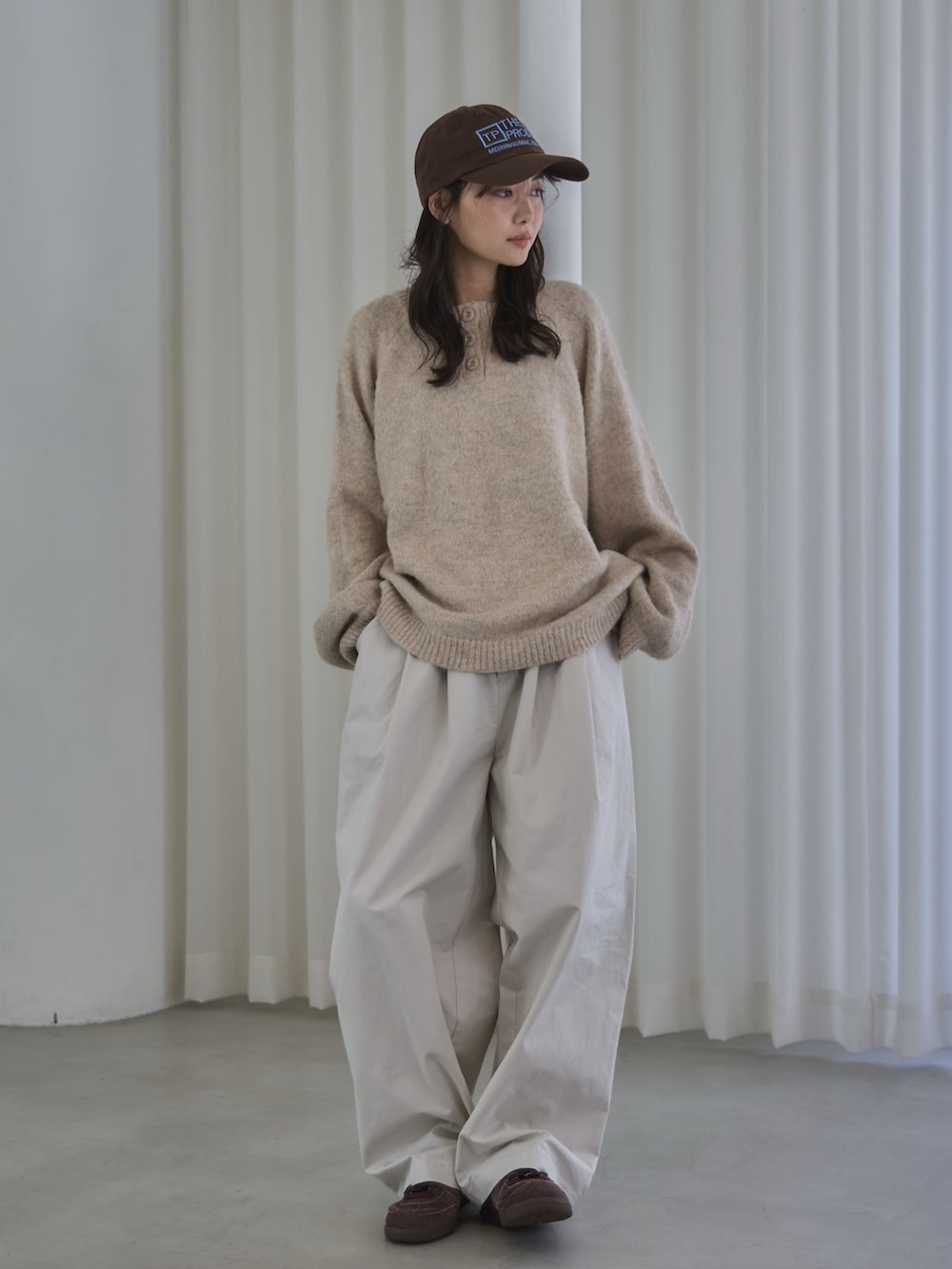 ホワイト系のニット/セーター、ホワイト系のその他パンツ、ブラウン系のスニーカーを着用したレディースの秋コーディネートの4枚目の写真