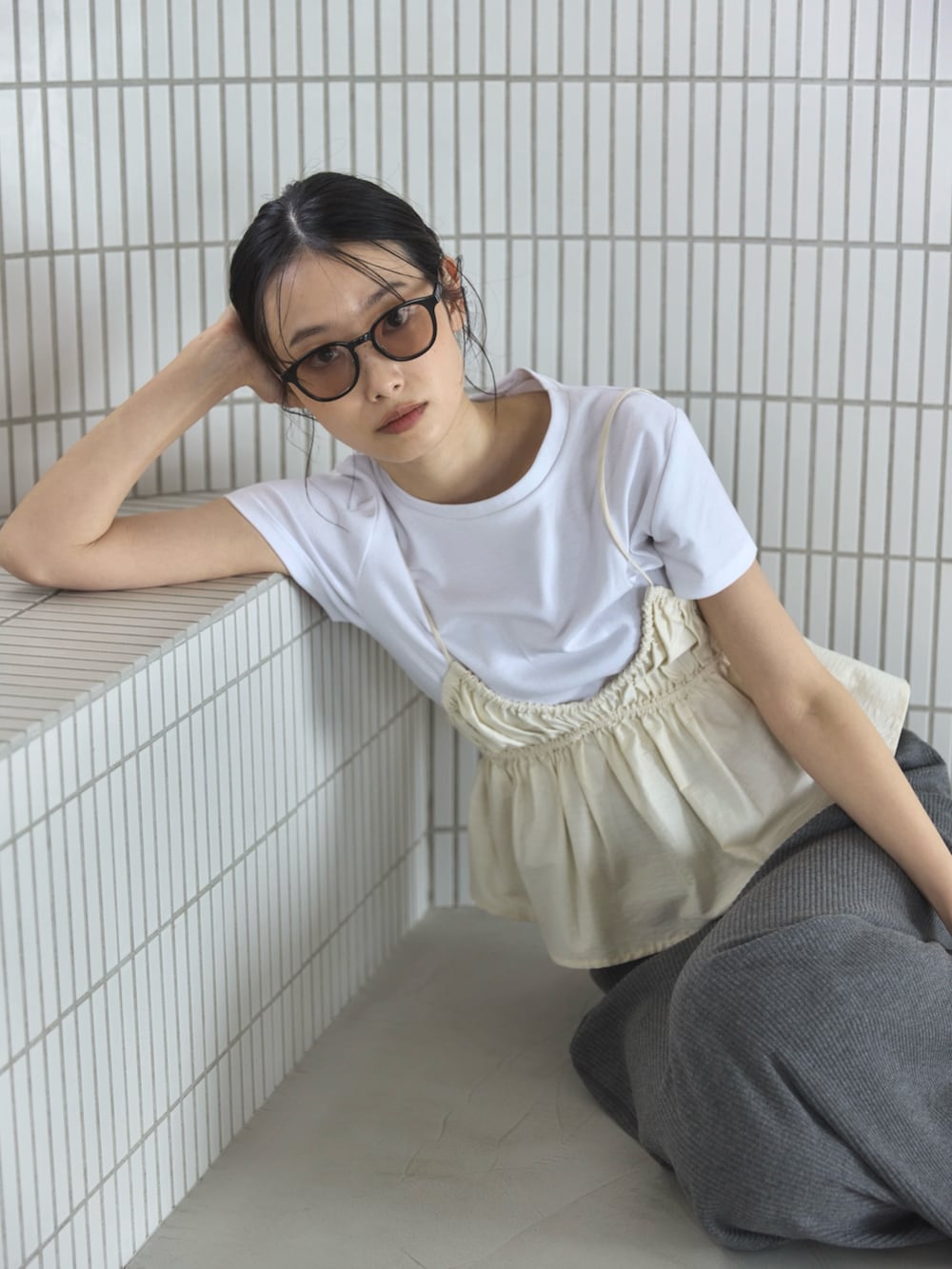 ホワイト系のTシャツ/カットソー、ホワイト系のシャツ/ブラウス、グレー系のスカートを着用したレディースの夏コーディネートの3枚目の写真