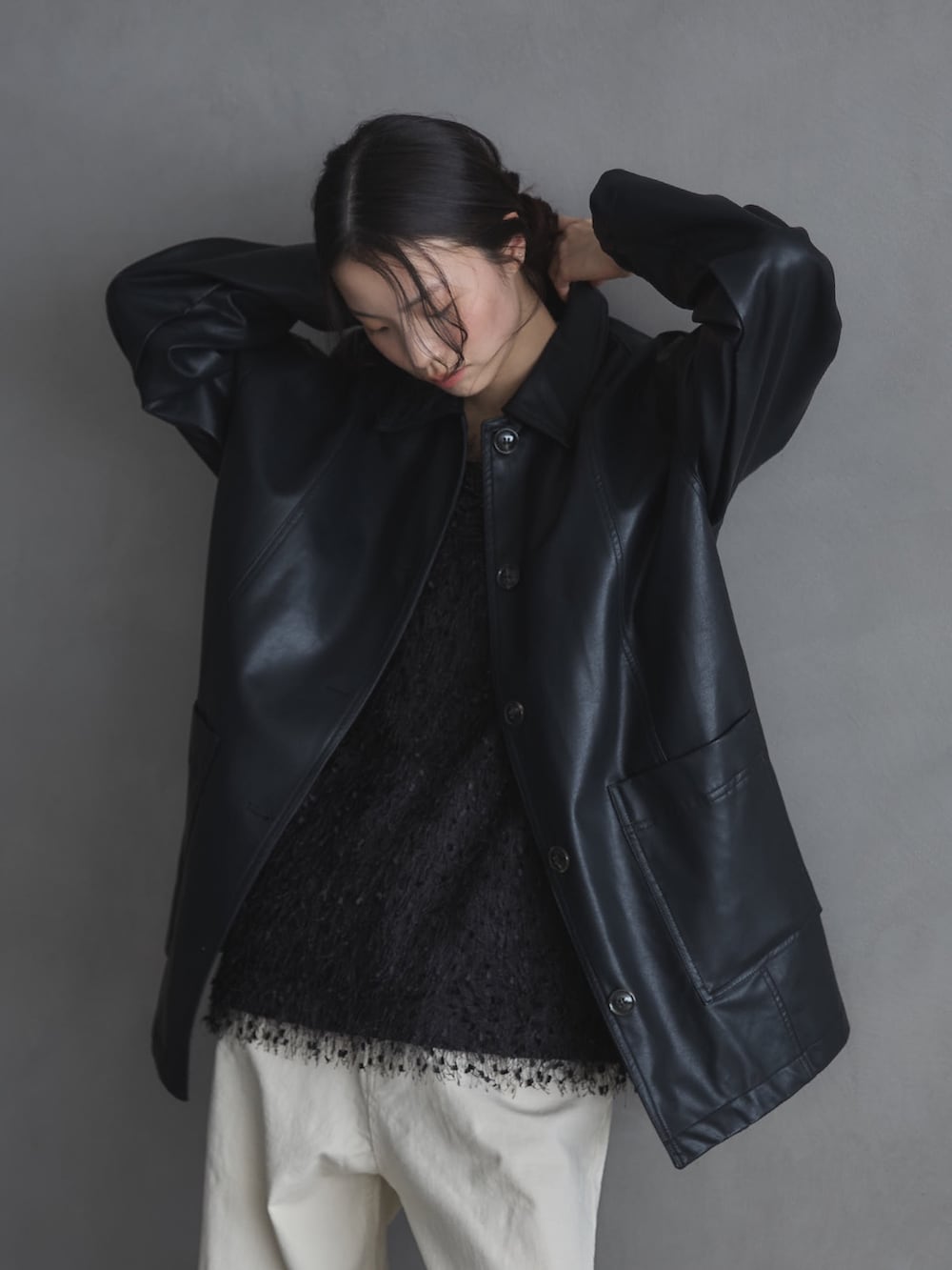 ブラック系のその他トップス、ブラック系のカバーオール、ホワイト系のデニムパンツを着用したレディースの冬コーディネートの4枚目の写真