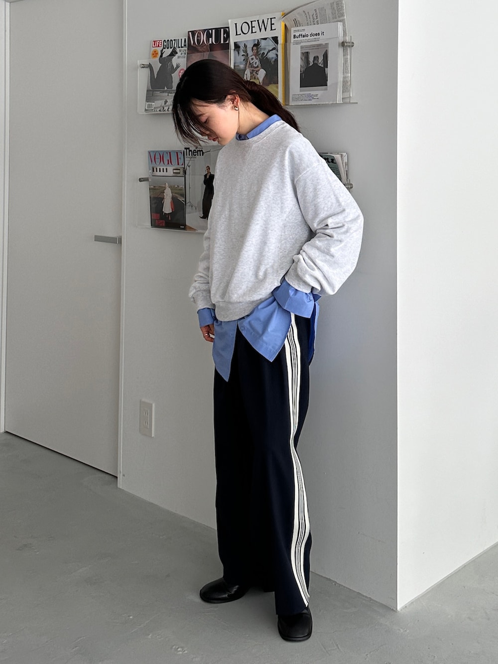 ベージュ系のスウェット、ブルー系のスラックス、ブルー系のシャツ/ブラウスを着用したレディースの秋コーディネートの2枚目の写真