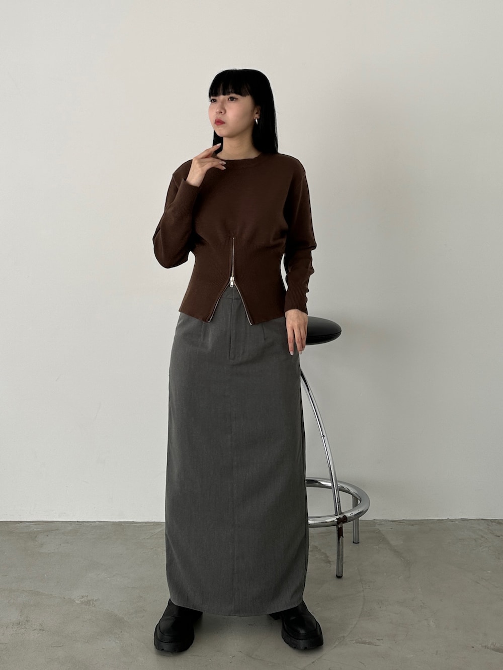 ブラウン系のニット/セーター、グレー系のスカート、その他のその他を着用したレディースの冬コーディネートの2枚目の写真