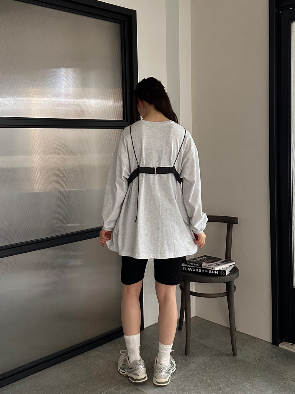 ブラック系のその他パンツを着用したレディースの春コーディネートの4枚目の写真