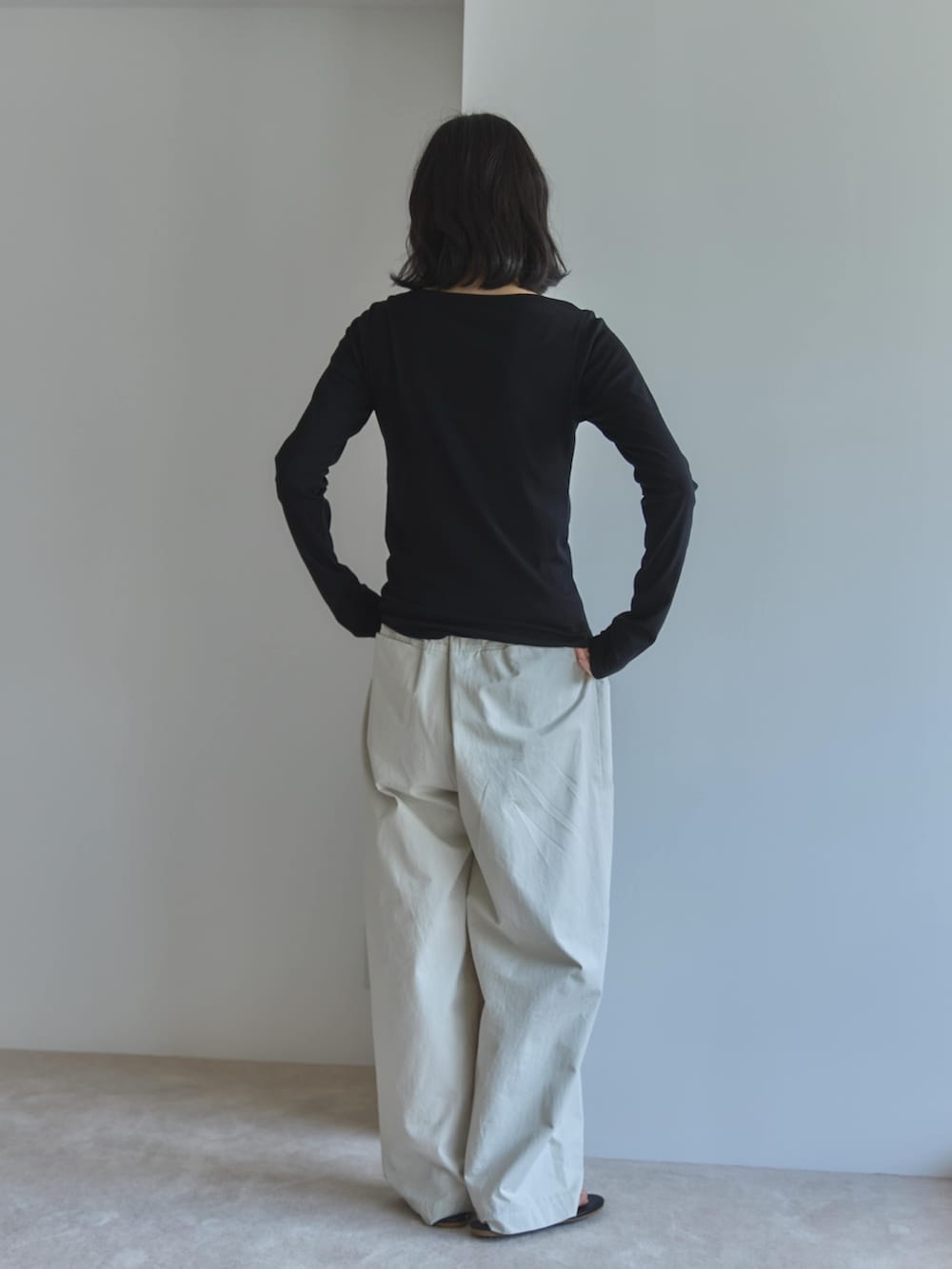 ブラック系のTシャツ/カットソー、ホワイト系のその他パンツ、ブラック系のサンダルを着用したレディースの夏コーディネートの3枚目の写真