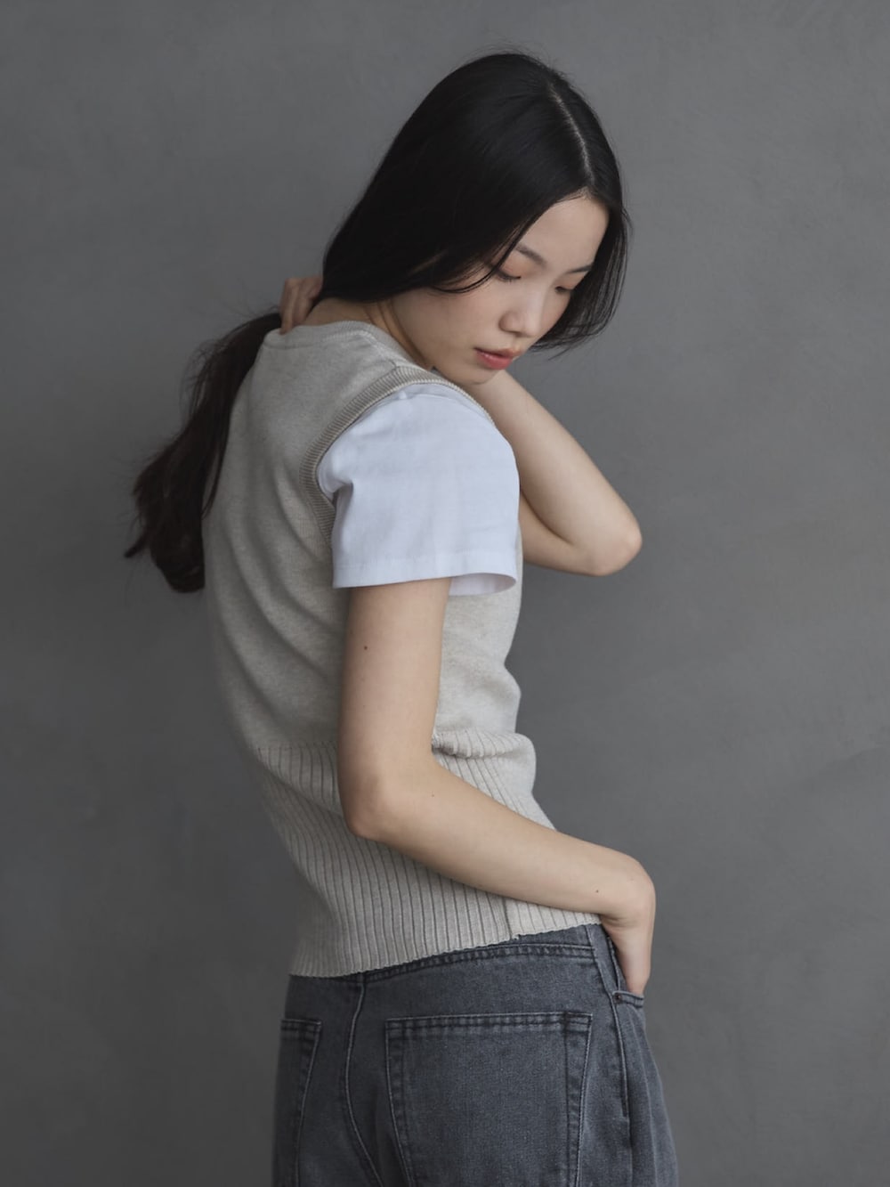 ホワイト系のTシャツ/カットソー、ホワイト系のベスト、ブラック系のローファーを着用したレディースの夏コーディネートの5枚目の写真
