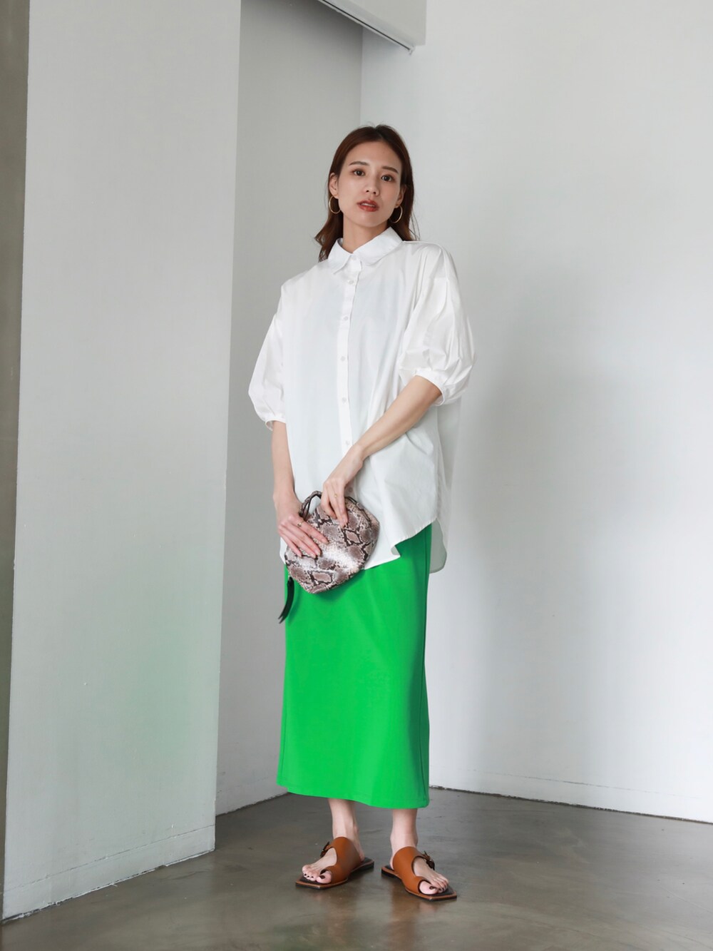 グリーン系のスカート、ホワイト系のTシャツ/カットソー、その他のサングラスを着用したレディースの夏コーディネートの4枚目の写真