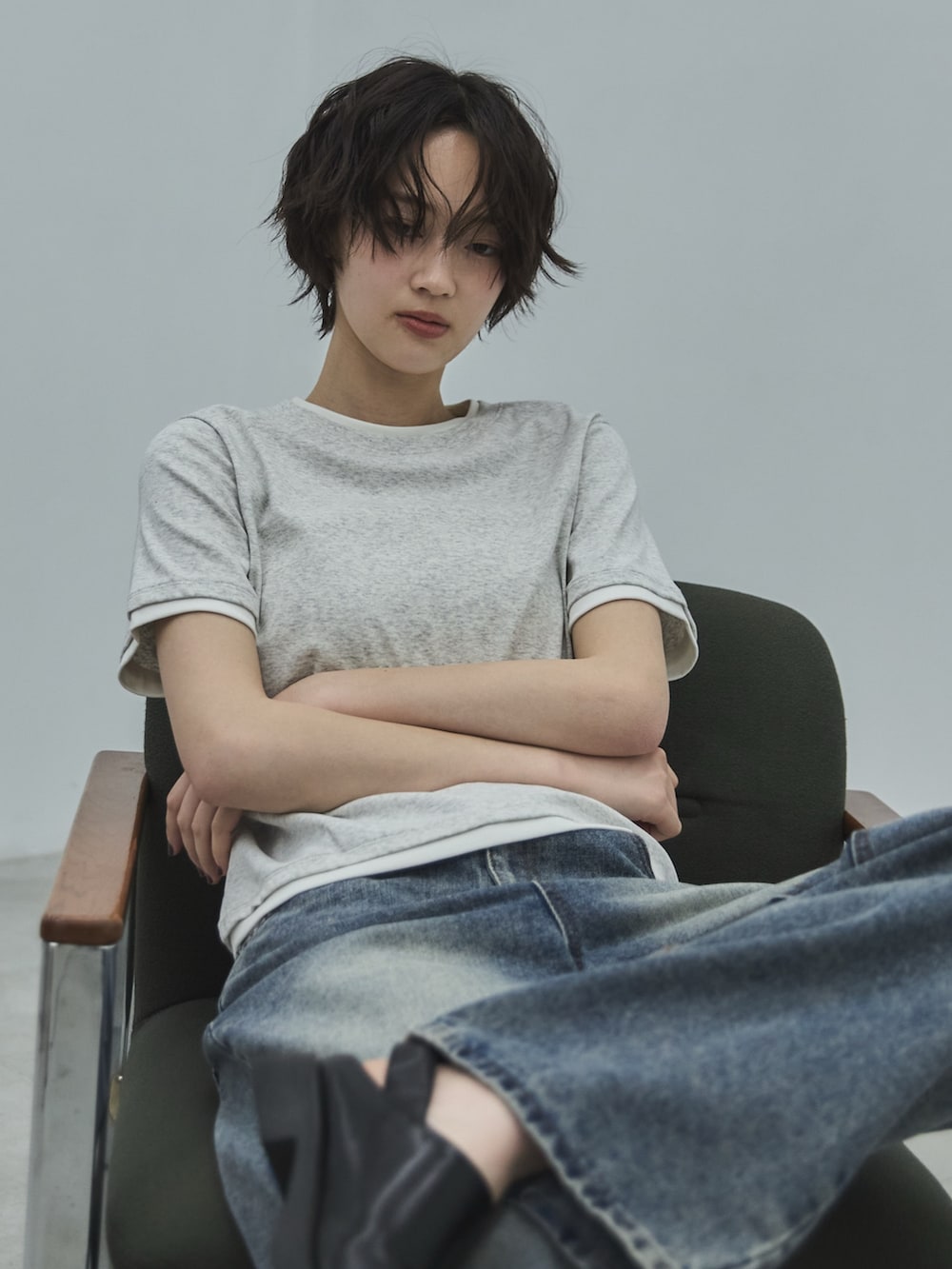 ベージュ系のTシャツ/カットソー、ブルー系のデニムパンツ、ブラック系のその他シューズを着用したレディースの夏コーディネートの5枚目の写真