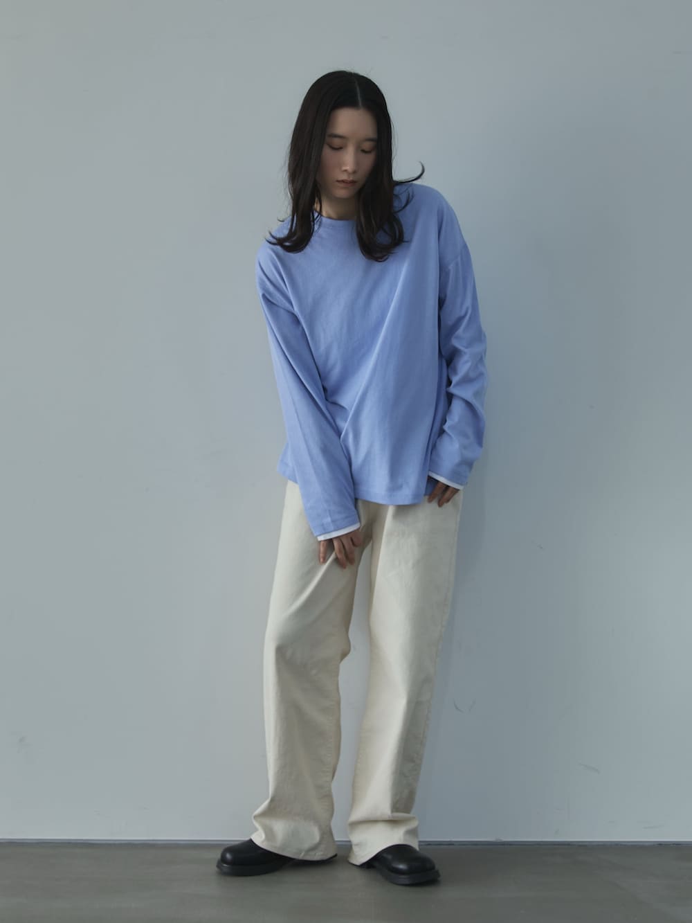 ブルー系のTシャツ/カットソー、ホワイト系のTシャツ/カットソー、ホワイト系のデニムパンツを着用したレディースの春コーディネートの3枚目の写真