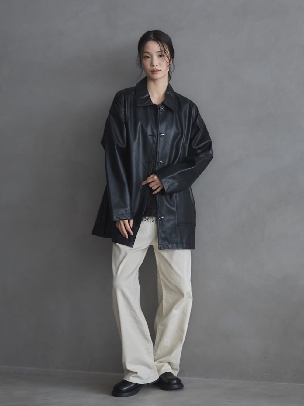 ブラック系のその他トップス、ブラック系のカバーオール、ホワイト系のデニムパンツを着用したレディースの冬コーディネートの5枚目の写真