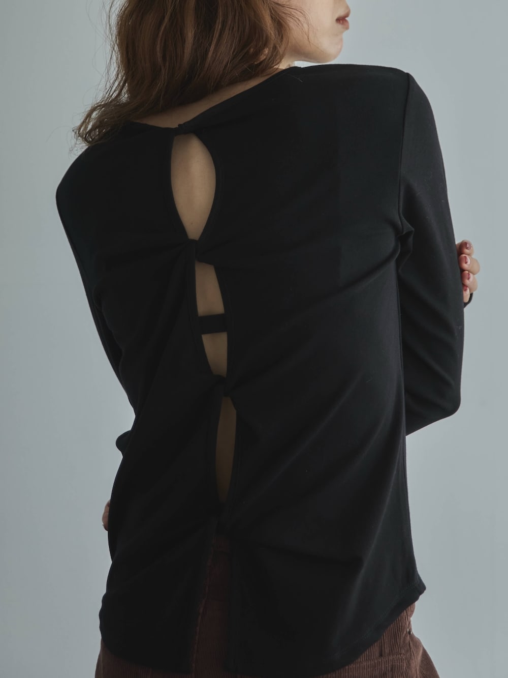 ブラック系のTシャツ/カットソー、ブラウン系のその他パンツ、ブラック系のサンダルを着用したレディースの秋コーディネートの5枚目の写真