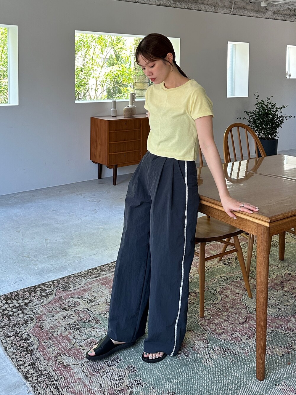 イエロー系のTシャツ/カットソー、グレー系のその他パンツ、ブラック系のサンダルを着用したレディースの夏コーディネートの2枚目の写真
