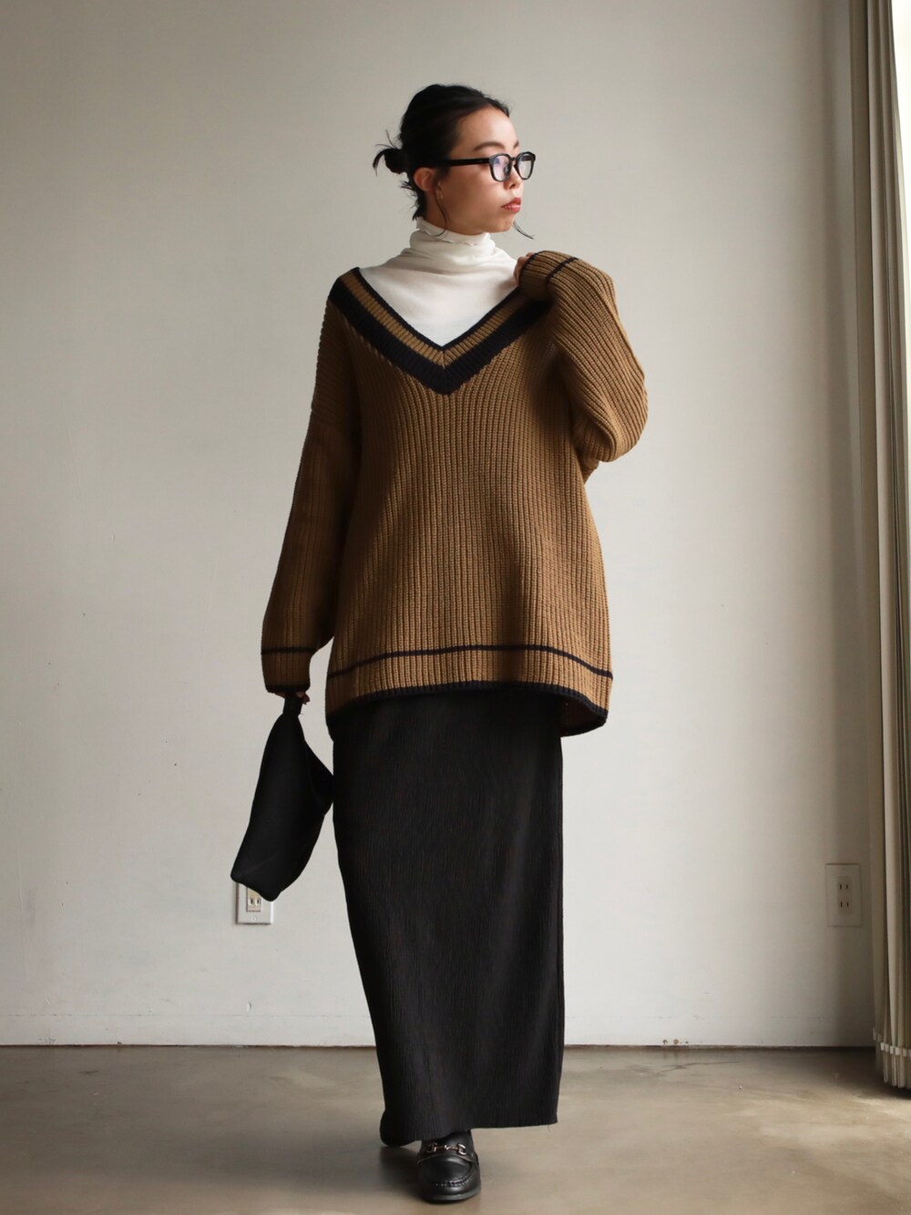 「ゆるニット、冬コーデ、大人カジュアル、休日スタイル、プチプラ、レザーパンツ、パンツスタイル、リラックススタイル、大人女子、シンプルコーデ、プチプラコーデ、チルデンニット、高身長女子、オトナ女子、高身長コーデ」｜「feepurのチルデンVネックオーバーニット（ニット/セーター、グリーン系）」を使った、feepurさん（レディース・172cm）の冬コーディネートの3枚目の写真