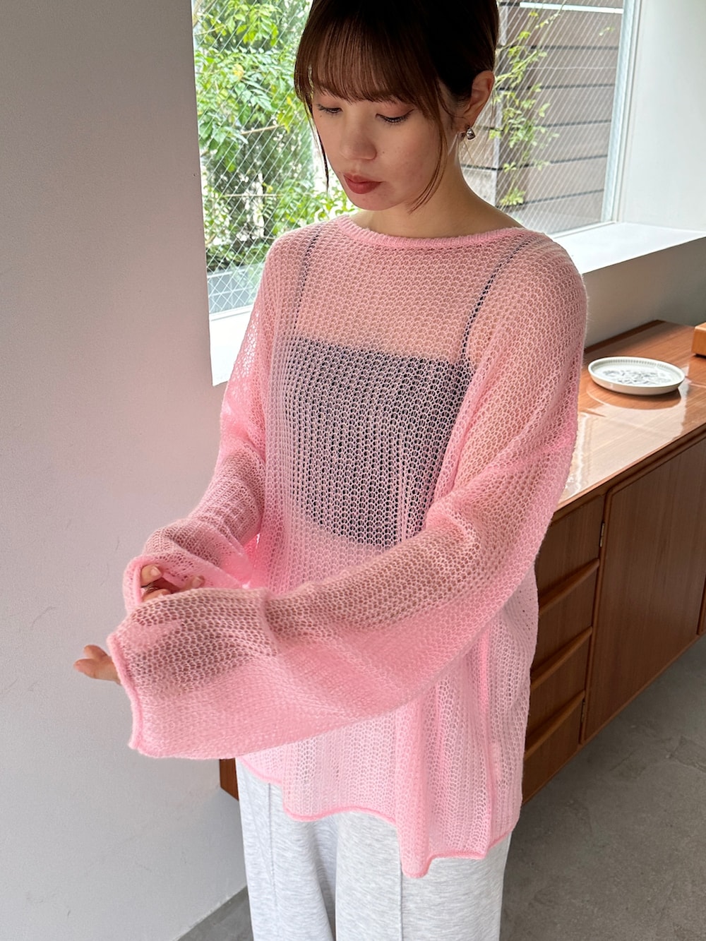 ピンク系のニット/セーター、ベージュ系のスウェットパンツ、ベージュ系のスニーカーを着用したレディースの秋コーディネートの4枚目の写真