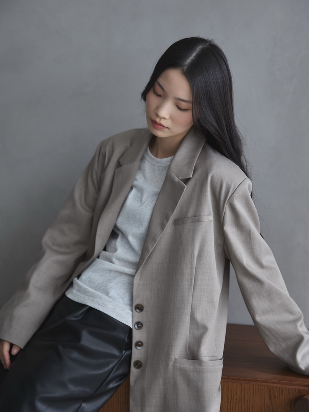 ベージュ系のTシャツ/カットソー、ベージュ系のテーラードジャケット、ブラック系のその他パンツを着用したレディースの春コーディネートの4枚目の写真