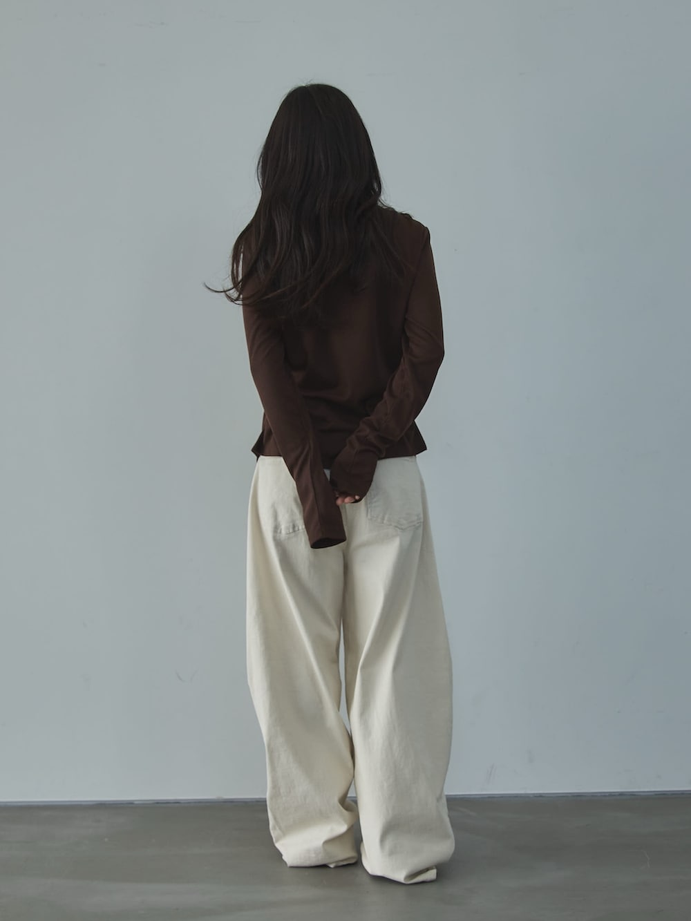 ブラウン系のTシャツ/カットソー、ホワイト系のデニムパンツ、ブラック系のローファーを着用したレディースの春コーディネートの3枚目の写真