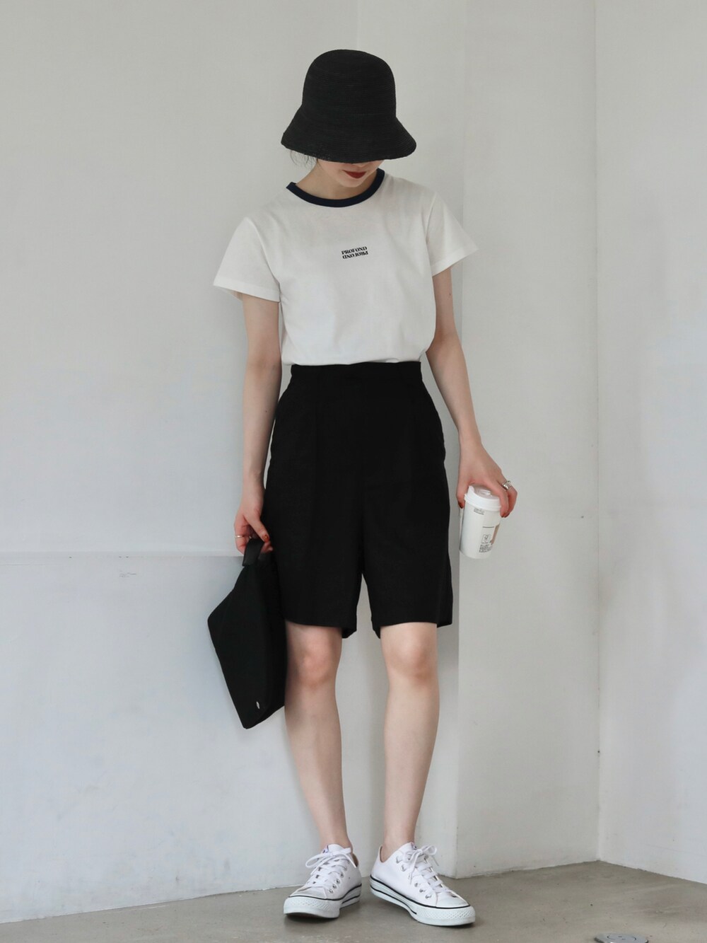 ブルー系のTシャツ/カットソー、ベージュ系のシャツ/ブラウス、ブラック系のその他パンツを着用したレディースの夏コーディネートの3枚目の写真