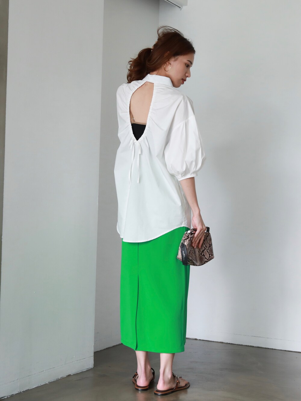 ホワイト系のシャツ/ブラウス、その他のショルダーバッグ、グリーン系のスカートを着用したレディースの夏コーディネートの2枚目の写真