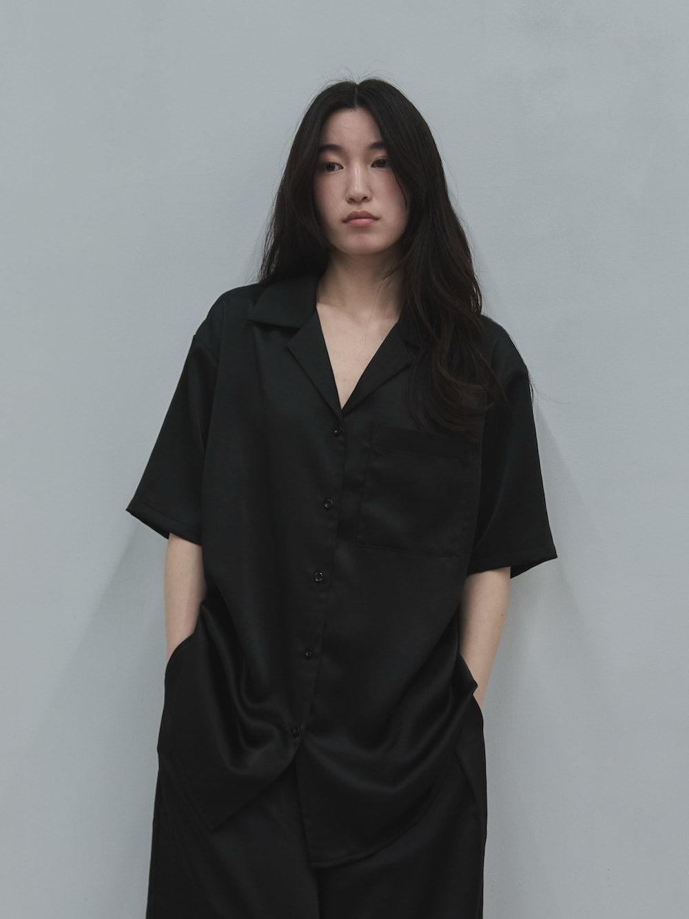 ブラック系のシャツ/ブラウス、ブラック系のその他パンツ、ブラック系のその他シューズを着用したレディースの春コーディネートの3枚目の写真