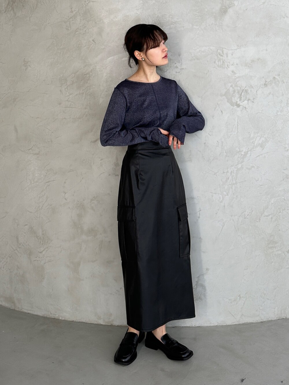 ブルー系のTシャツ/カットソー、ブラック系のスカート、その他のその他を着用したレディースの春コーディネートの2枚目の写真