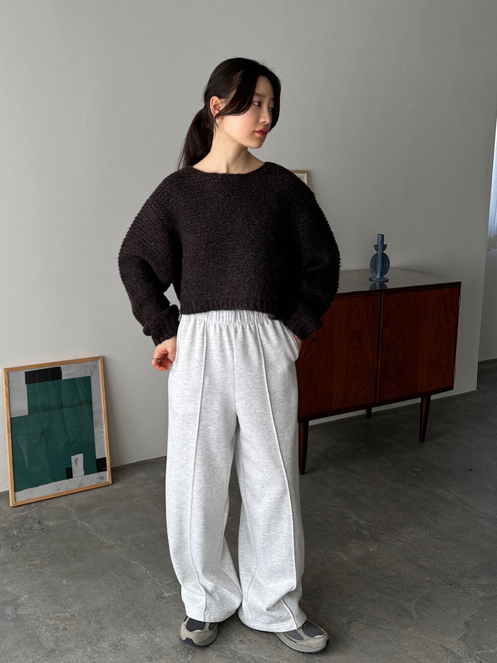 ブラウン系のニット/セーター、ベージュ系のスウェットパンツ、その他のその他を着用したレディースの冬コーディネートの2枚目の写真