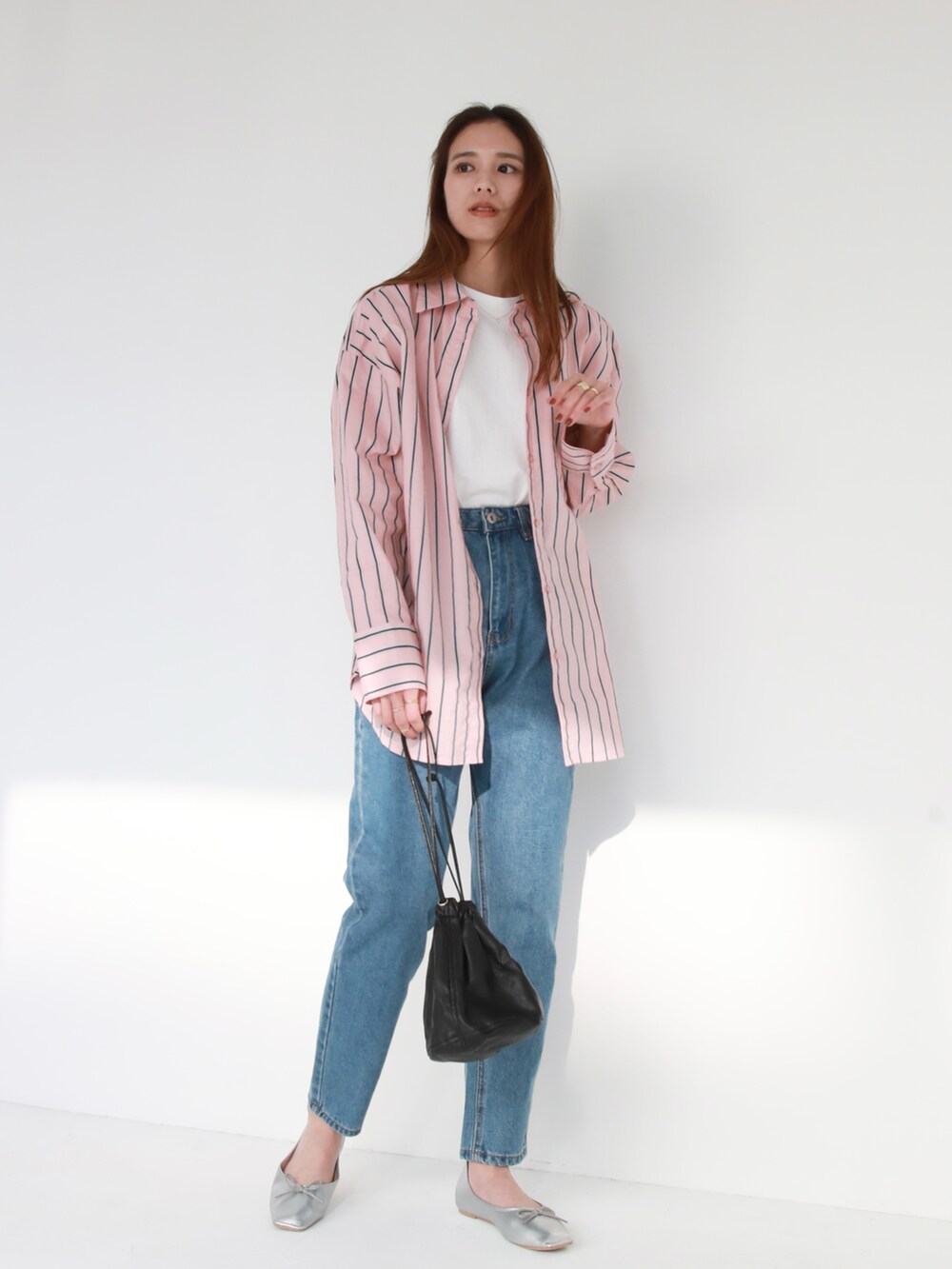 ブルー系のシャツ/ブラウス、ホワイト系のスラックス、ホワイト系のスニーカーを着用したレディースの春コーディネートの2枚目の写真