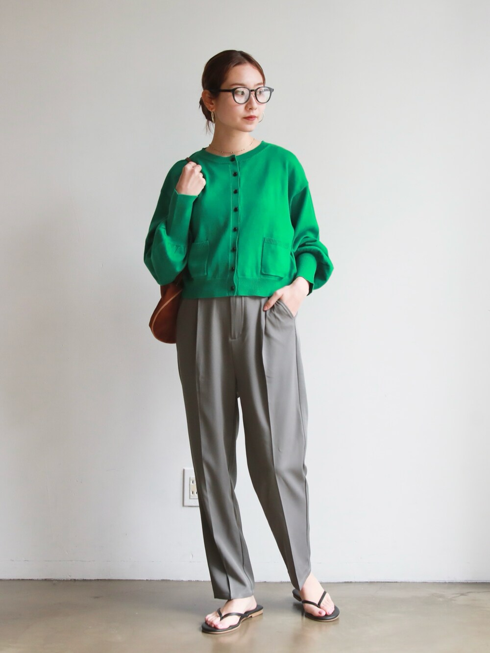 グレー系のスラックス、その他のバレエシューズ、ブラック系のサンダルを着用したレディースの春コーディネートの3枚目の写真