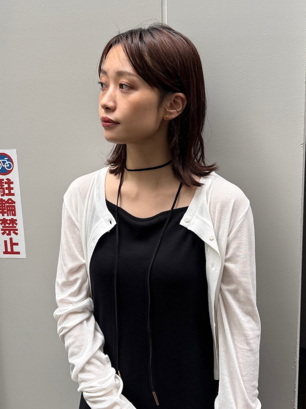 ブラック系のワンピース、ホワイト系のカーディガン/ボレロ、ブラック系のサンダルを着用したレディースの夏コーディネートの4枚目の写真