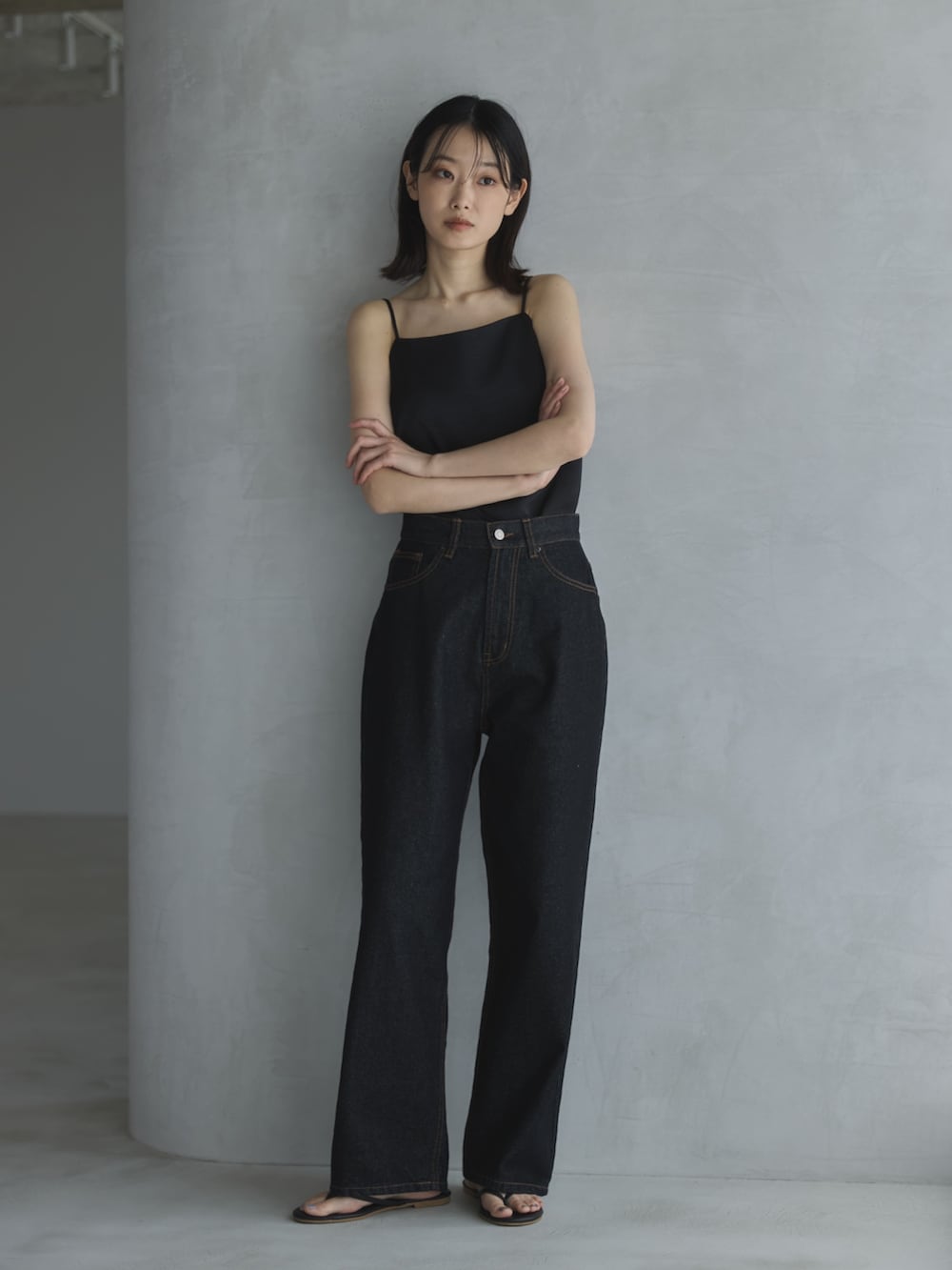 ブラック系のその他トップス、ブラック系のデニムパンツ、ブラック系のサンダルを着用したレディースの夏コーディネートの2枚目の写真