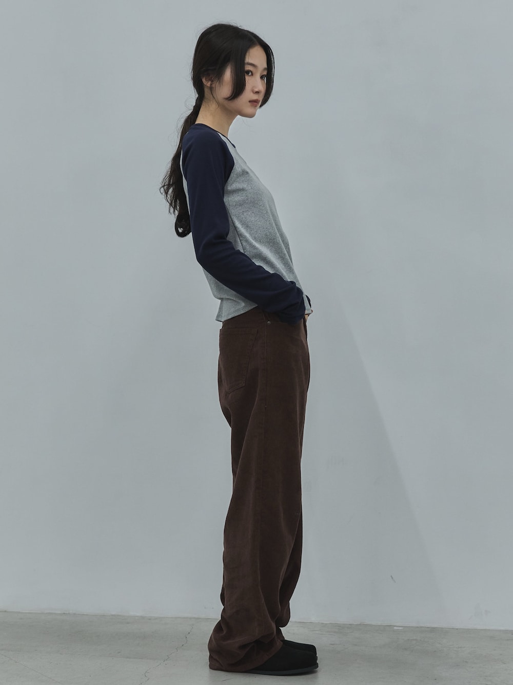 ブルー系のTシャツ/カットソー、ブラウン系のその他パンツ、ブラック系のその他シューズを着用したレディースの秋コーディネートの2枚目の写真