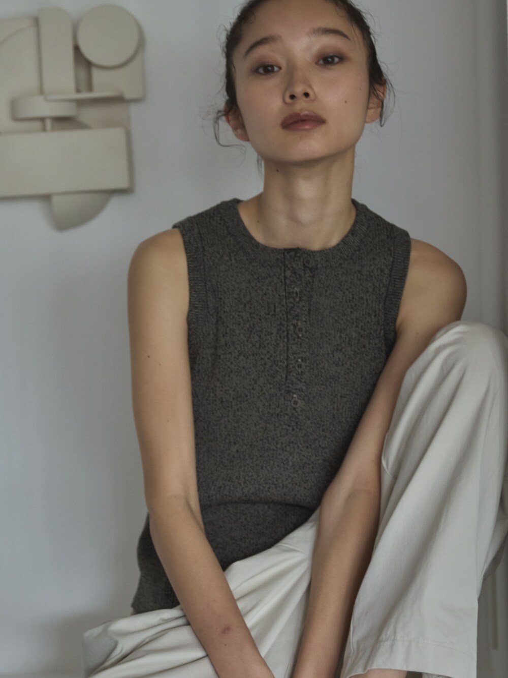 グレー系のタンクトップ、ホワイト系のその他パンツ、ブラック系のサンダルを着用したレディースの夏コーディネートの4枚目の写真
