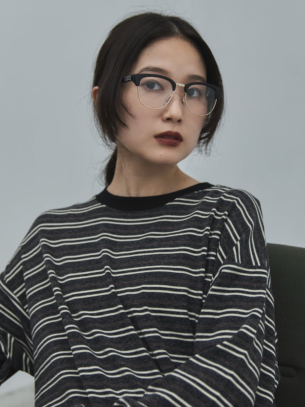 グレー系のTシャツ/カットソー、ブラック系のスカート、ブラック系のその他シューズを着用したレディースの秋コーディネートの5枚目の写真